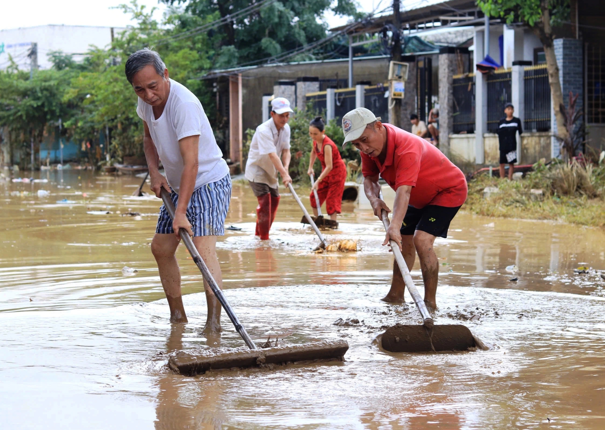 Lũ ở Đà Nẵng lại tràn về , người dân cầu mong không lặp lại cảnh khổ sở - Ảnh 4.
