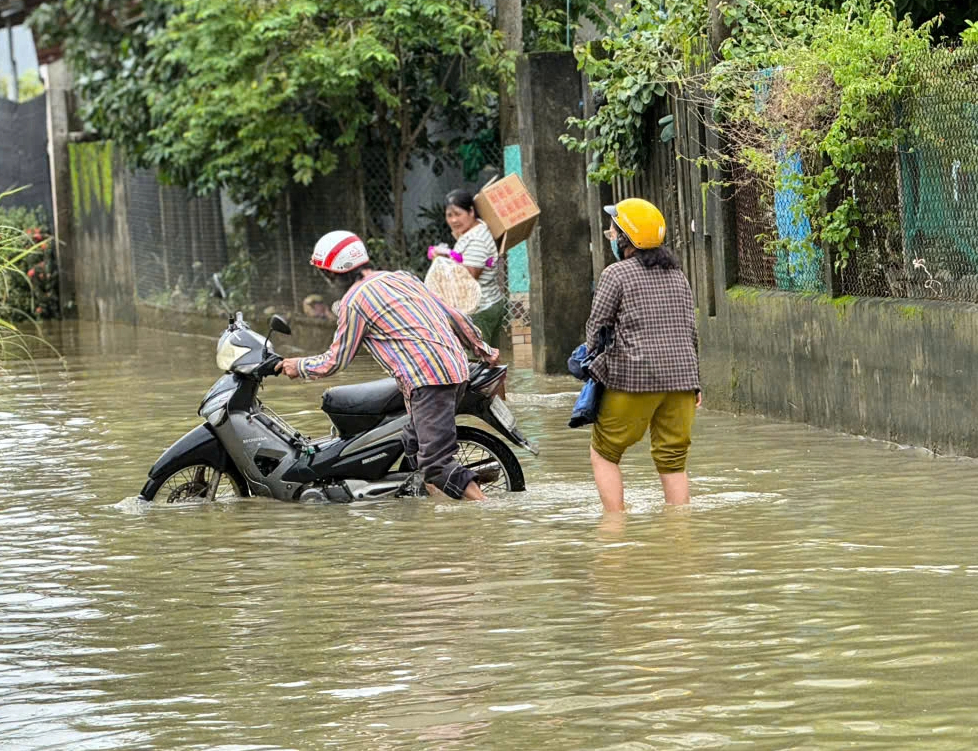 Người dân Quảng Ngãi 'ngao ngán' vì phải 3 lần dọn bùn trong đợt lũ kéo dài - Ảnh 8.
