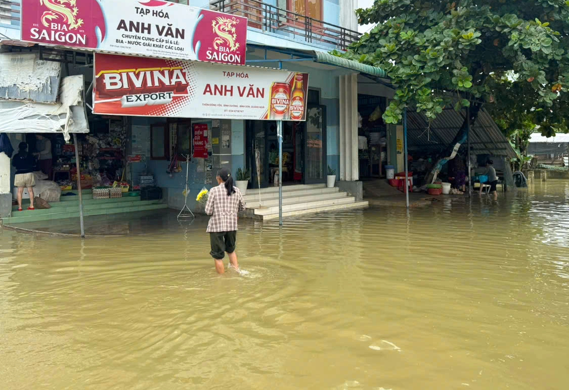Người dân Quảng Ngãi 'ngao ngán' vì phải 3 lần dọn bùn trong đợt lũ kéo dài - Ảnh 1.