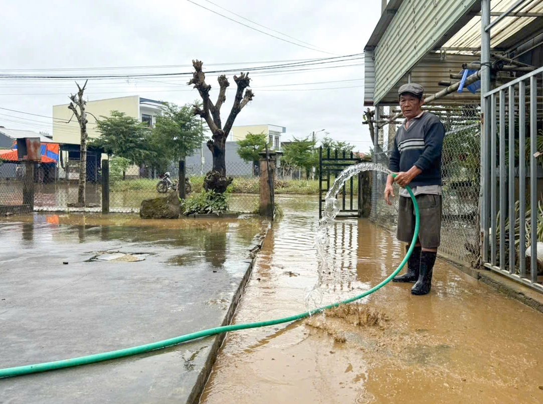 Người dân Quảng Ngãi 'ngao ngán' vì phải 3 lần dọn bùn trong đợt lũ kéo dài - Ảnh 2.