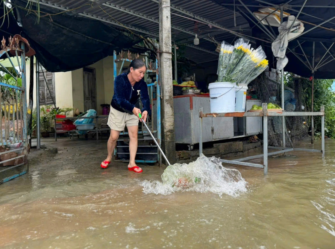 Người dân Quảng Ngãi 'ngao ngán' vì phải 3 lần dọn bùn trong đợt lũ kéo dài - Ảnh 5.