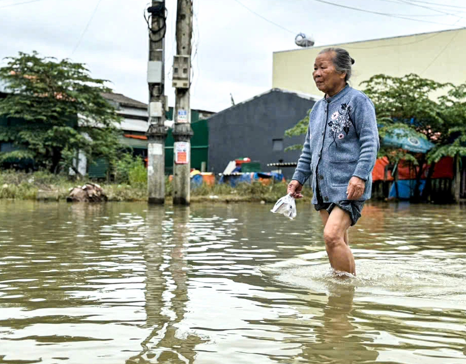 Người dân Quảng Ngãi 'ngao ngán' vì phải 3 lần dọn bùn trong đợt lũ kéo dài - Ảnh 6.