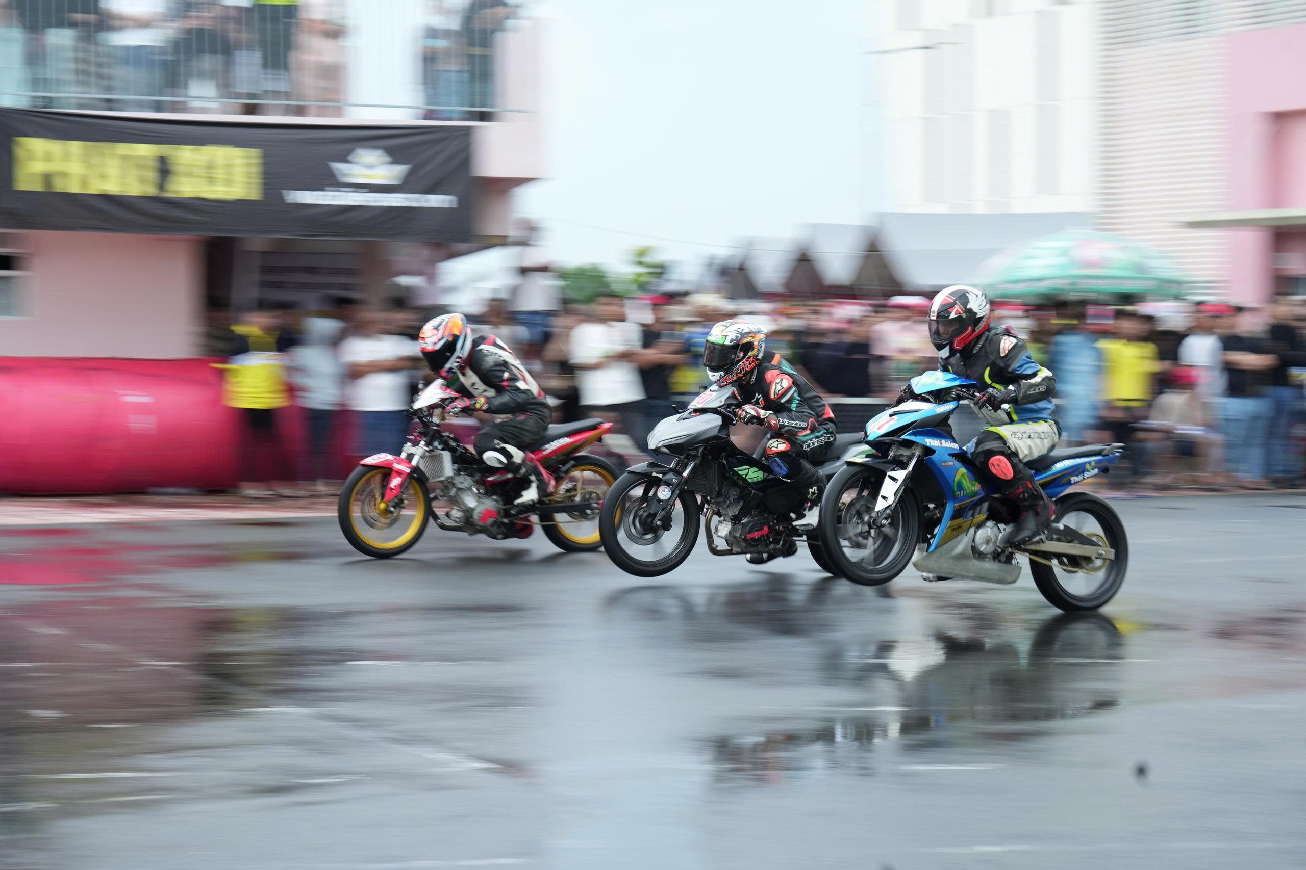 وین لانگ: مسابقات قهرمانی موتورسواری دراماتیک ملی «میدان گرد» - عکس ۲. Vĩnh Long: Kịch tính giải đua xe mô tô 'sân tròn' vô địch quốc gia- Ảnh 2.