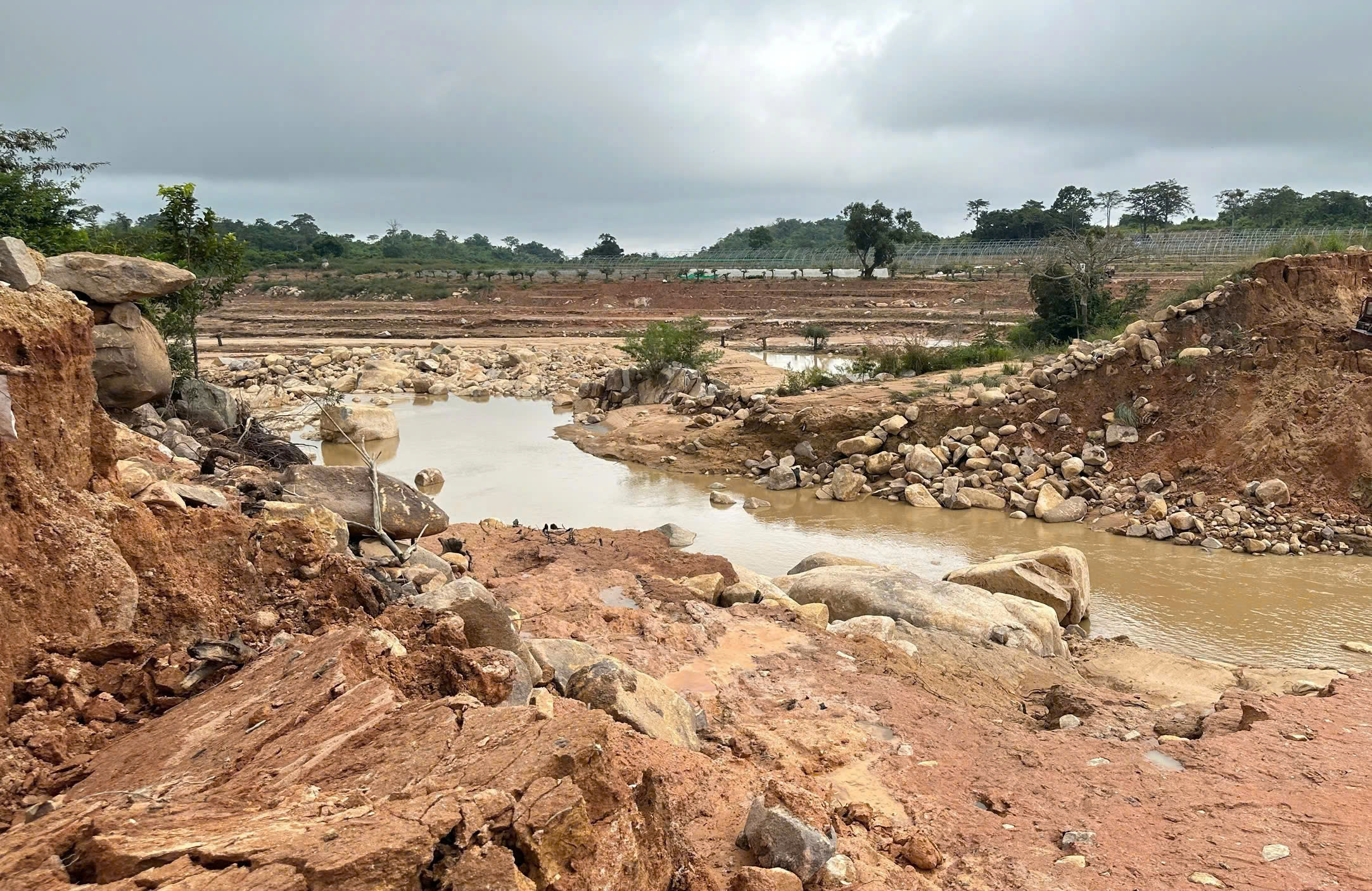 Vỡ hồ chứa nước ở Tuy Phong: Cận cảnh 'ao chứa' rộng tới 18 ha - Ảnh 4.