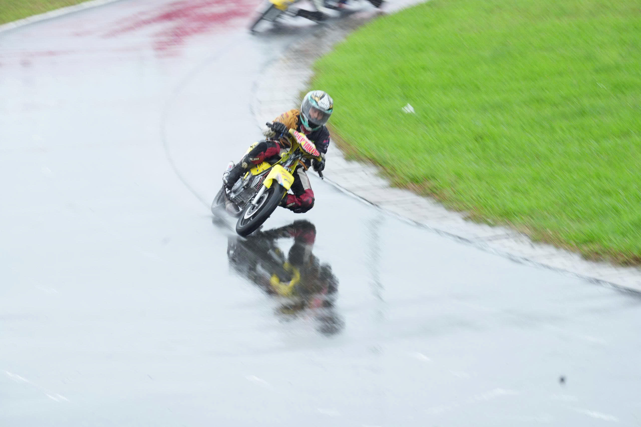 وین لانگ: مسابقات قهرمانی موتورسواری دراماتیک ملی «میدان گرد» - عکس ۳. Vĩnh Long: Kịch tính giải đua xe mô tô 'sân tròn' vô địch quốc gia- Ảnh 3.