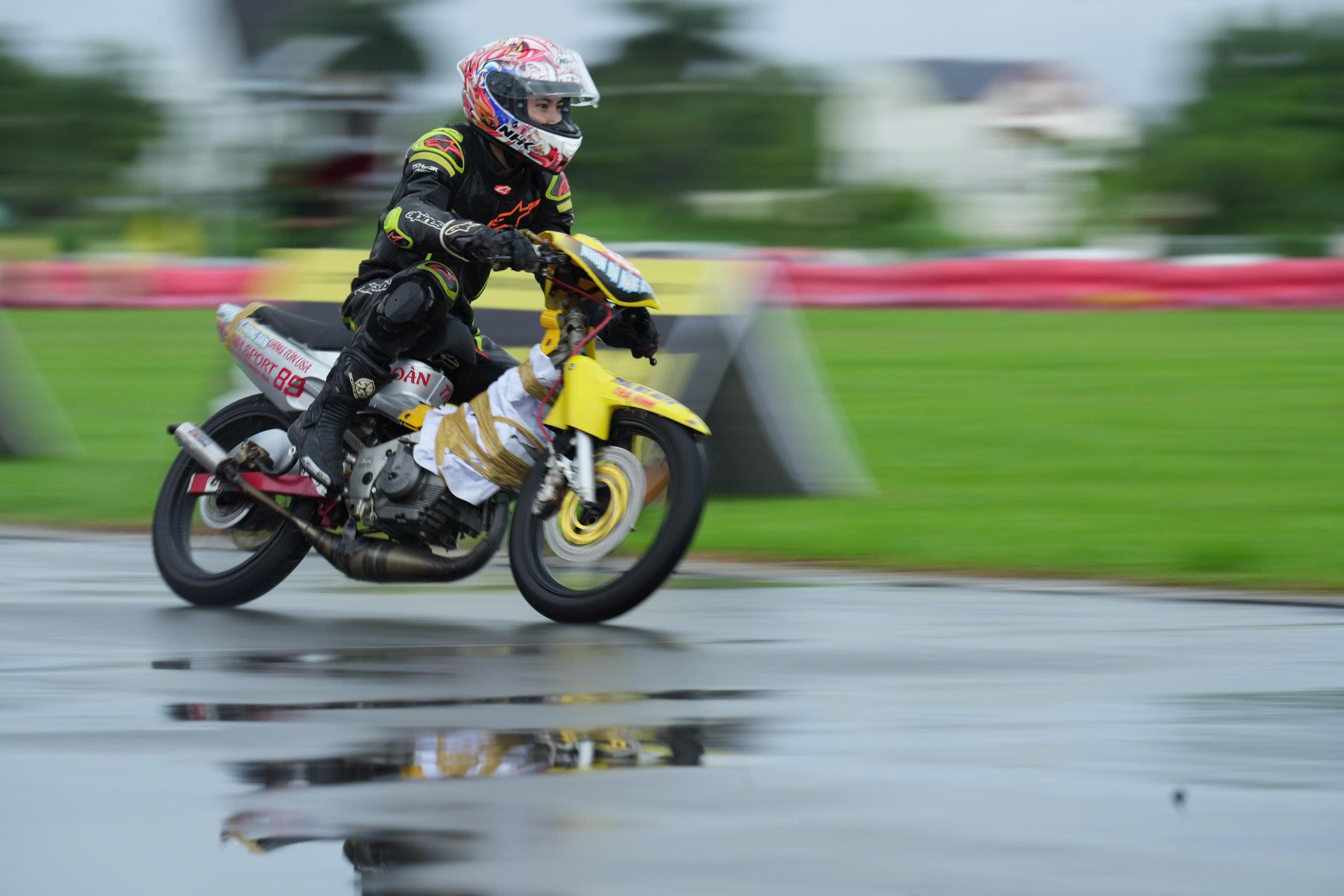 وین لانگ: مسابقات قهرمانی موتورسواری دراماتیک ملی «میدان گرد» - عکس ۸. Vĩnh Long: Kịch tính giải đua xe mô tô 'sân tròn' vô địch quốc gia- Ảnh 8.