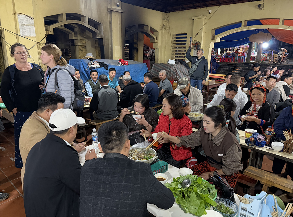 Du lịch chật vật vì mưa bão liên tục- Ảnh 5. Du lịch chật vật vì mưa bão liên tục- Ảnh 5.