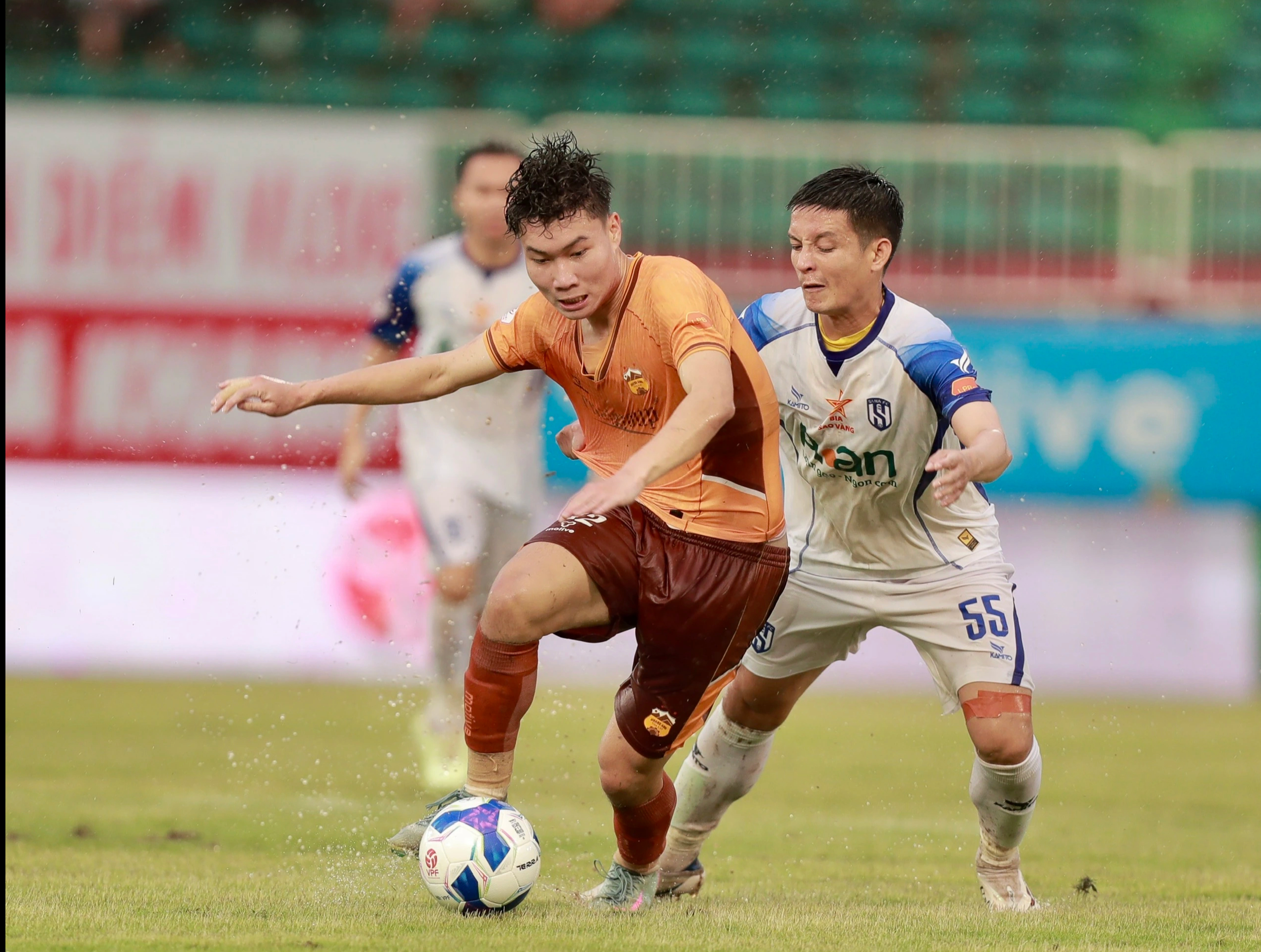 Minh Tâm có bàn thắng chuyên nghiệp đầu tiên vào lưới SLNA. Ảnh: Minh Trần