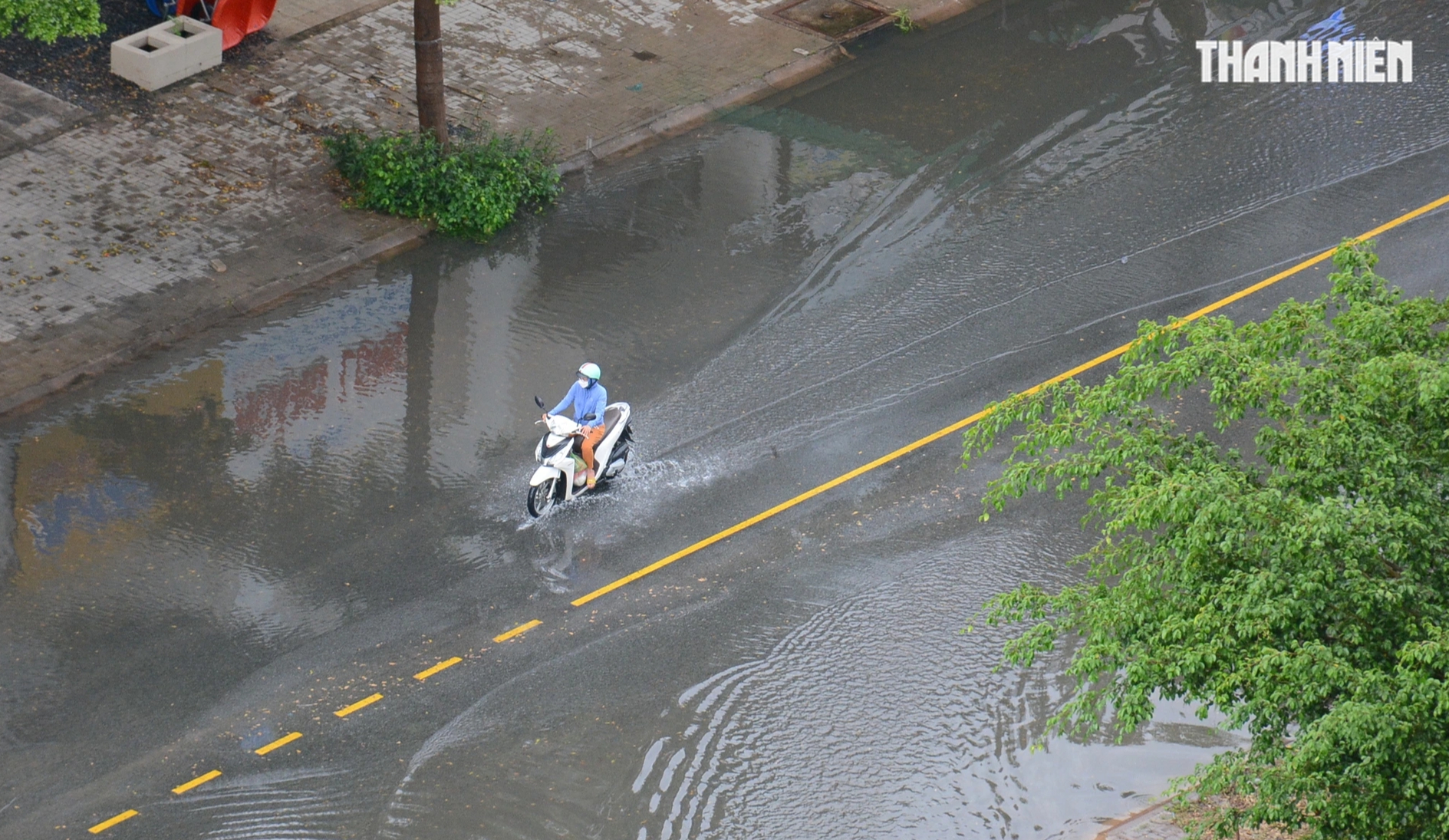 Xe máy bị ngập nước cần thay dầu phanh để đảm bảo an toàn khi lái xe - Ảnh 1.