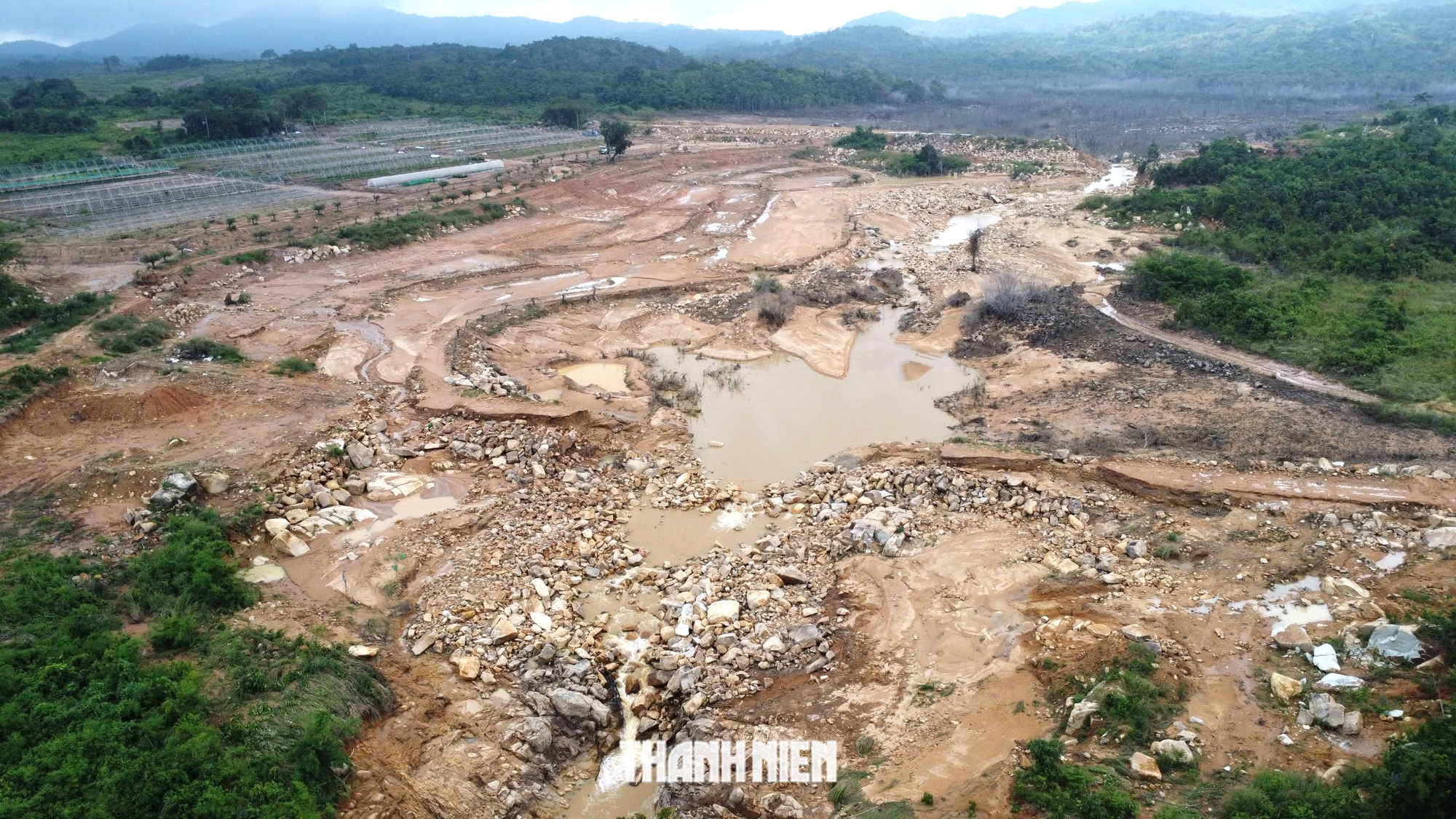 Vỡ hồ chứa nước ở Tuy Phong: Cận cảnh 'ao chứa' rộng tới 18 ha - Ảnh 1.