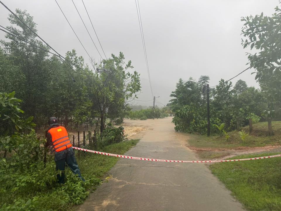 Nước sông Vu Gia, Túy Loan dâng cao, người dân Đà Nẵng lại 'chạy lụt' trong đêm - Ảnh 5.