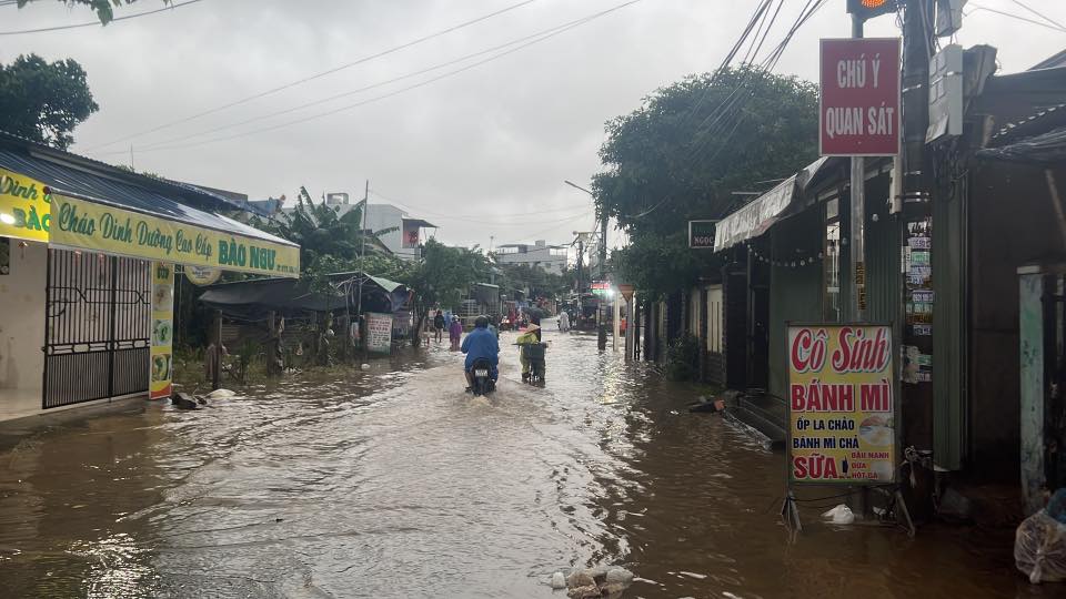 Nước sông Vu Gia, Túy Loan dâng cao, người dân Đà Nẵng lại 'chạy lụt' trong đêm - Ảnh 3.