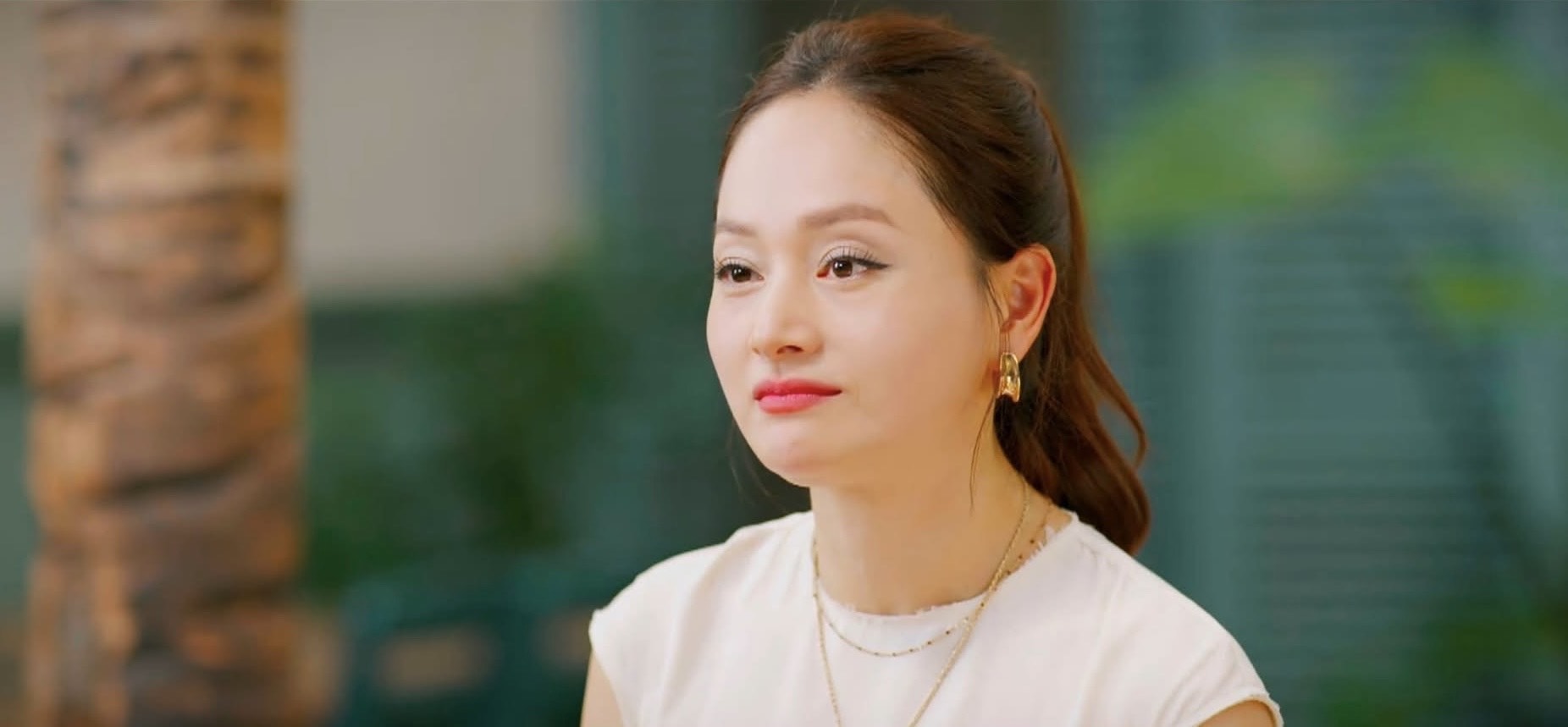 Vì sao khán giả tranh cãi diễn xuất của Lan Phương? - Ảnh 1.