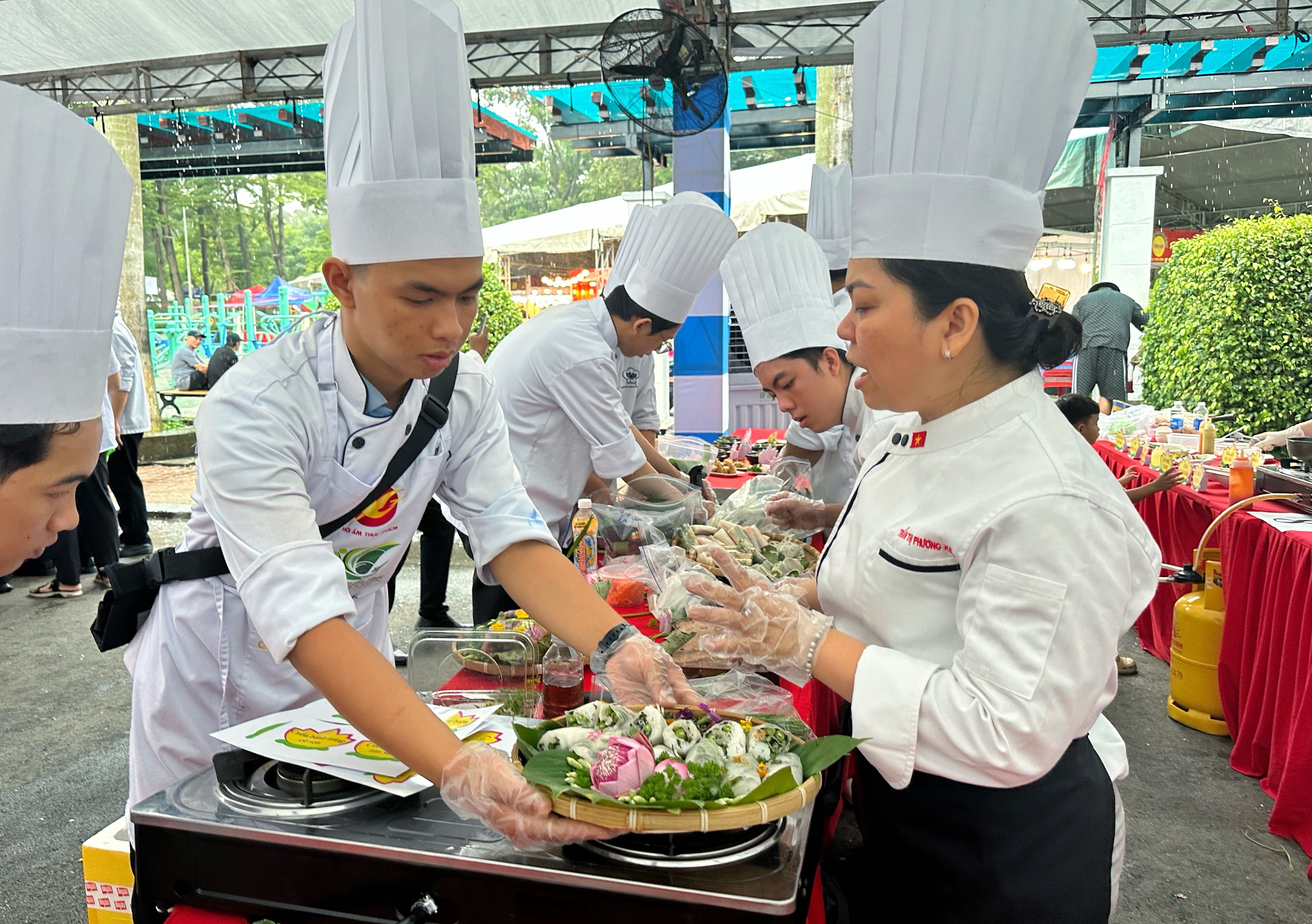 Kỷ lục Việt Nam: 200 món chay từ sen tại lễ hội ẩm thực chay ở TP.HCM - Ảnh 9.