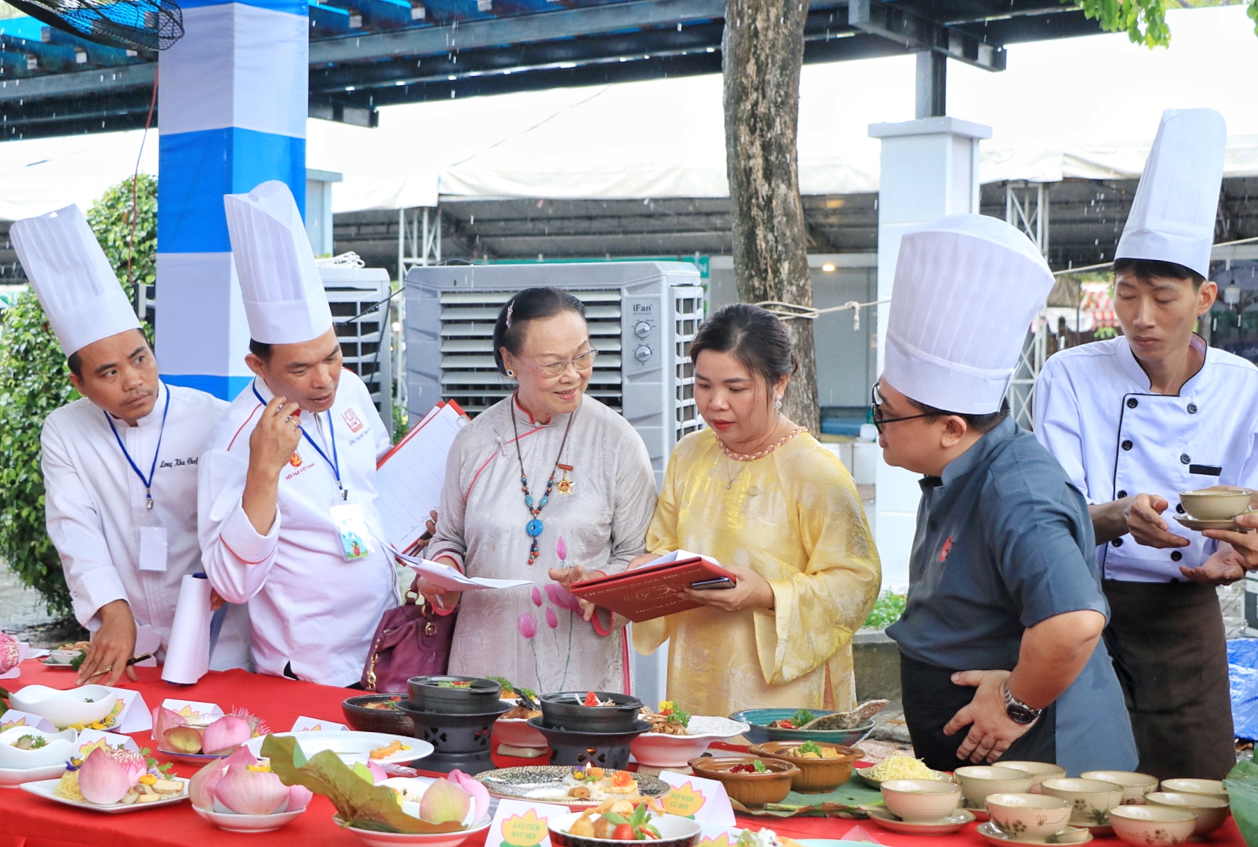 Kỷ lục Việt Nam: 200 món chay từ sen tại lễ hội ẩm thực chay ở TP.HCM - Ảnh 7.
