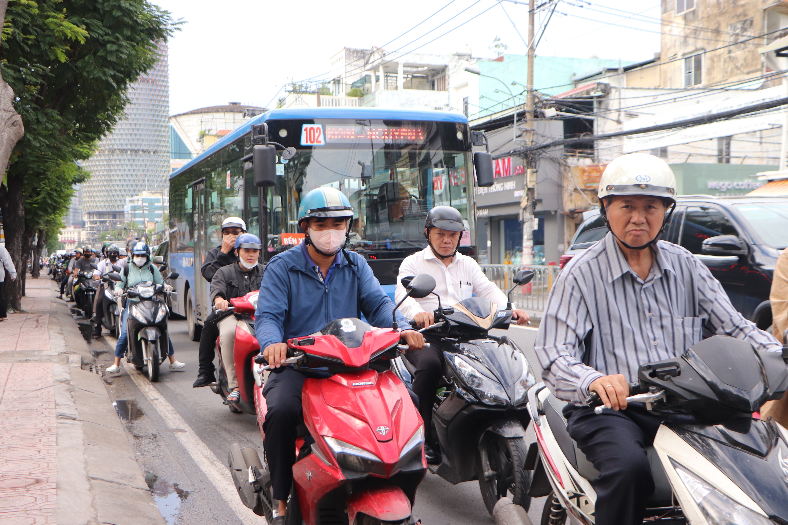 TP.HCM sắp mở rộng đường Nguyễn Tất Th&agrave;nh, người d&acirc;n mong sớm hết kẹt xe  - Ảnh 2.