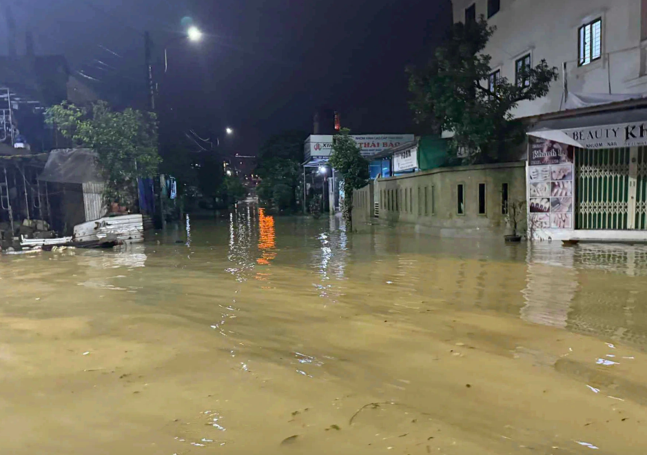 Huế ngập lụt lần 3, lũ sông Hương sẽ vượt báo động 3 khoảng 1,3 m- Ảnh 1. Huế ngập lụt lần 3, lũ sông Hương sẽ vượt báo động 3 khoảng 1,3 m- Ảnh 1.