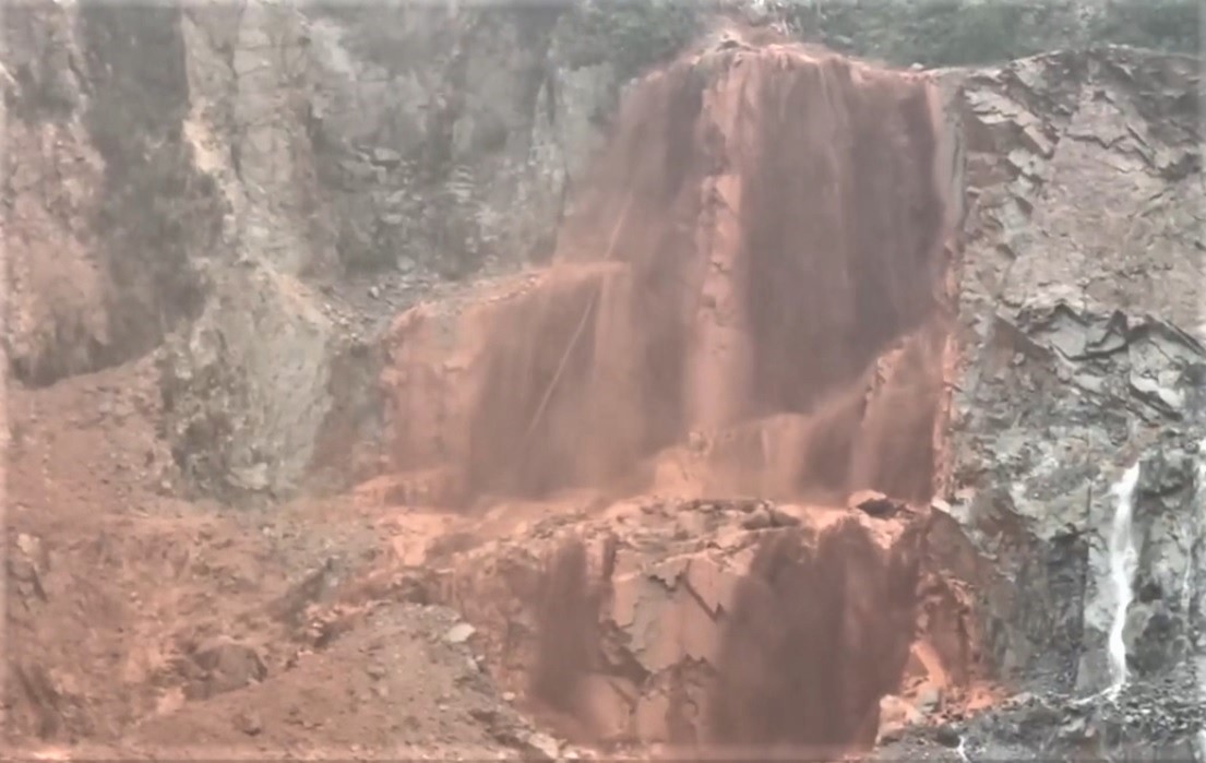 Sạt lở núi ở Hà Tĩnh, đất đá trôi xuống như 'thác'- Ảnh 2. Sạt lở núi ở Hà Tĩnh, đất đá trôi xuống như 'thác'- Ảnh 2.