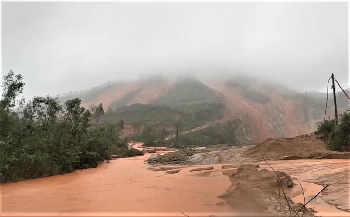 Sạt lở núi ở Hà Tĩnh, đất đá trôi xuống như 'thác'- Ảnh 1. Sạt lở núi ở Hà Tĩnh, đất đá trôi xuống như 'thác'- Ảnh 1.