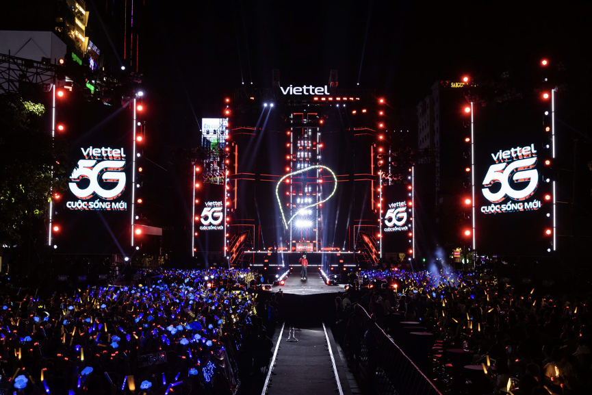 Viettel trình diễn kết nối cầu truyền hình 5G tại sự kiện âm nhạc Y-Fest 2025 - Ảnh 1. Viettel trình diễn kết nối cầu truyền hình 5G không độ trễ tại Y-Fest 2025 - Ảnh 1.