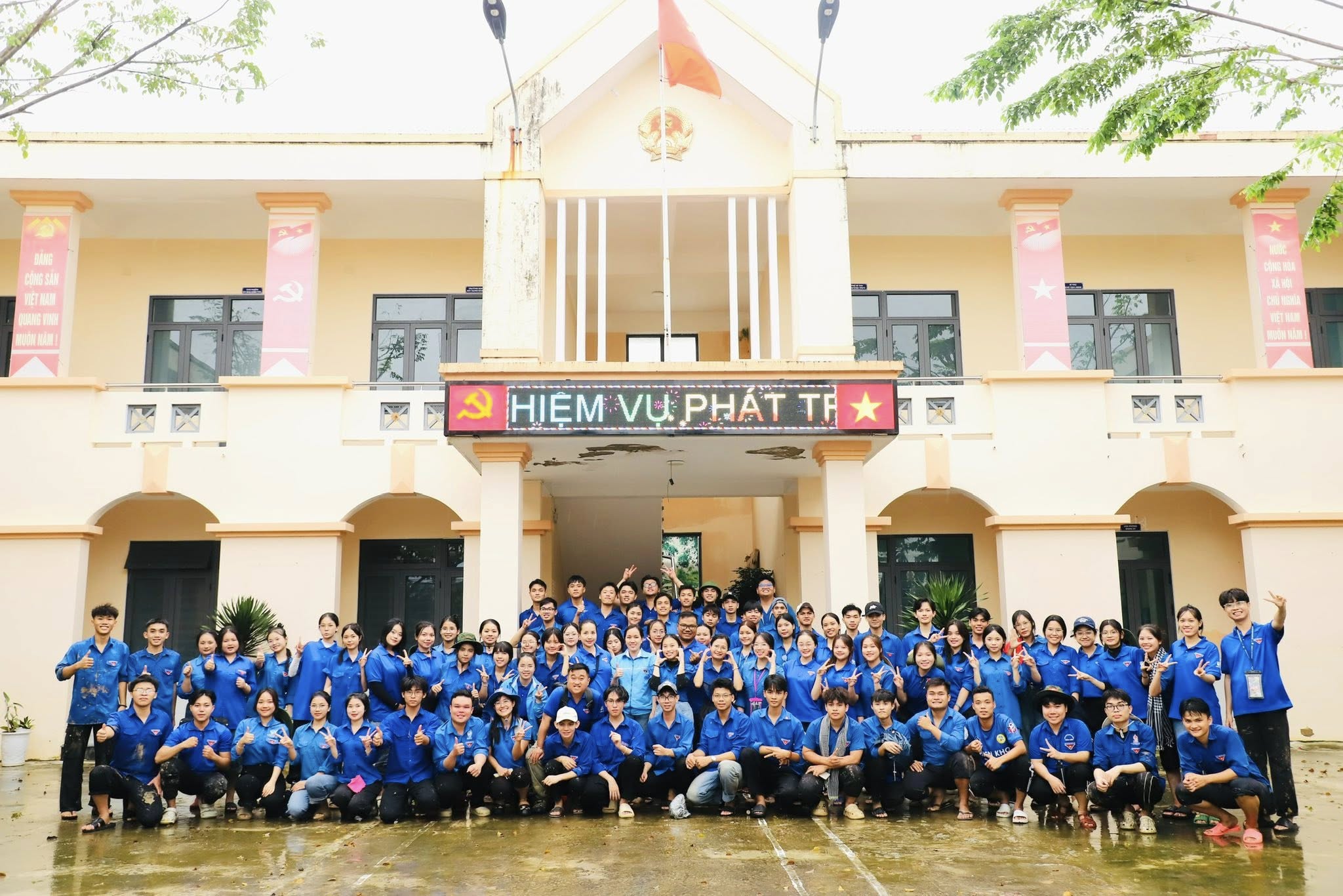 H&agrave;ng trăm sinh vi&ecirc;n t&iacute;ch cực gi&uacute;p b&agrave; con dọn dẹp sau mưa lũ- Ảnh 1.