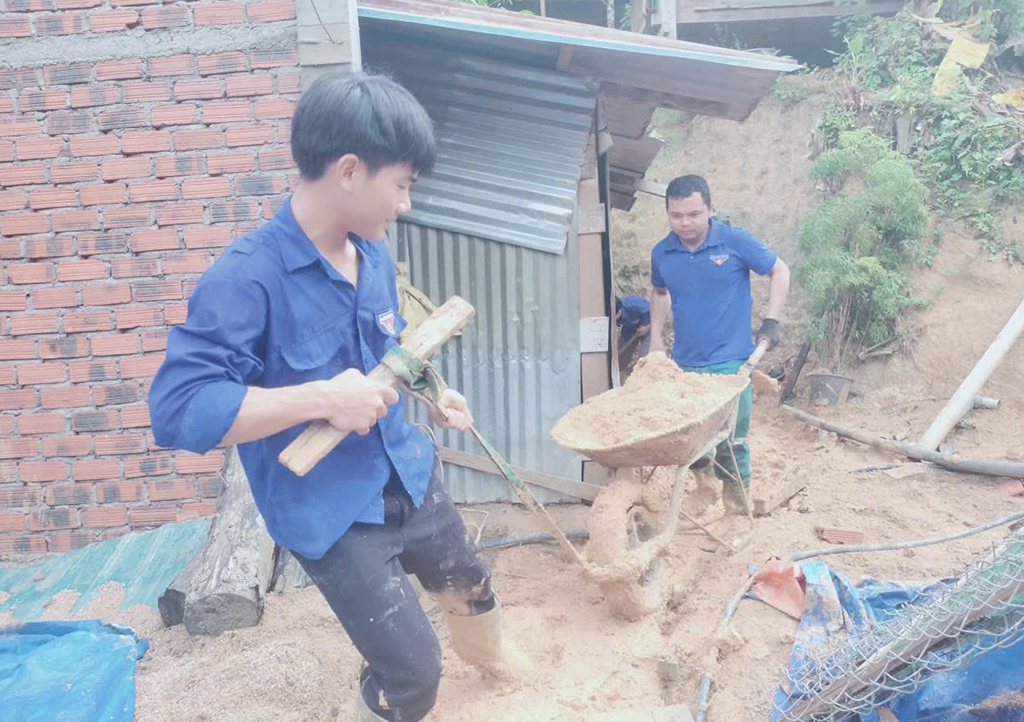 Thanh niên tình nguyện sát cánh cùng người dân vùng lũ miền Trung - Ảnh 13.