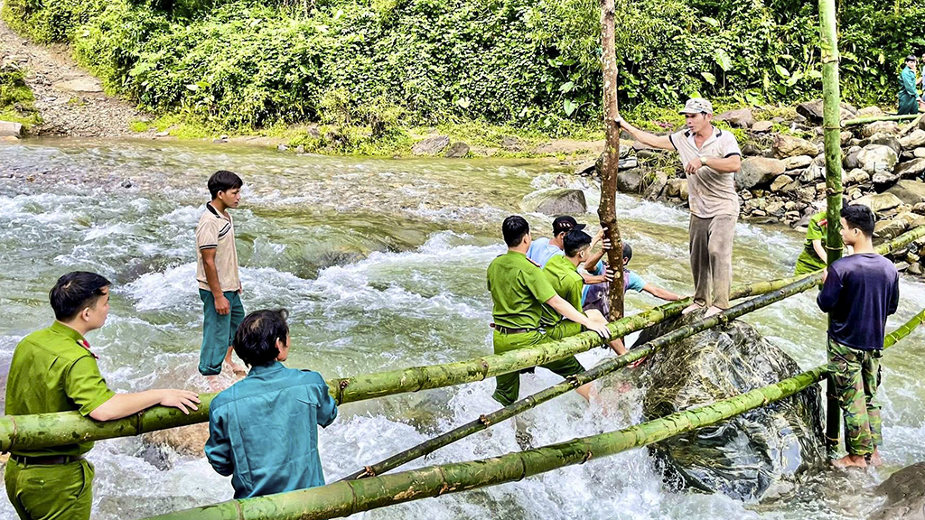 Thanh niên tình nguyện sát cánh cùng người dân vùng lũ miền Trung - Ảnh 9.