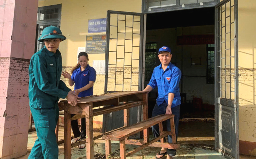 Thanh niên tình nguyện sát cánh cùng người dân vùng lũ miền Trung - Ảnh 14.