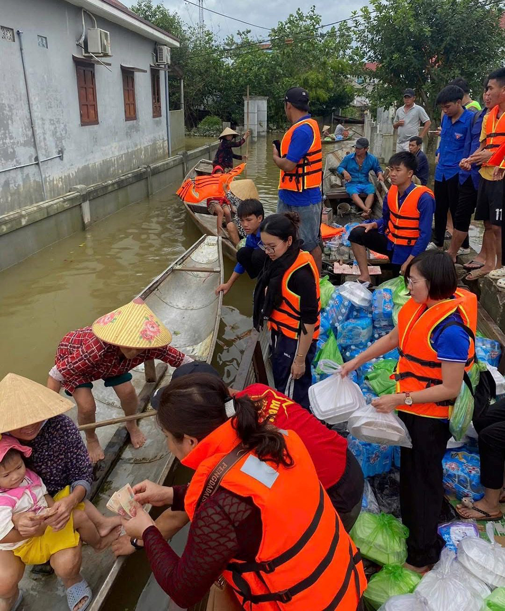 Thanh niên tình nguyện sát cánh cùng người dân vùng lũ miền Trung - Ảnh 6.