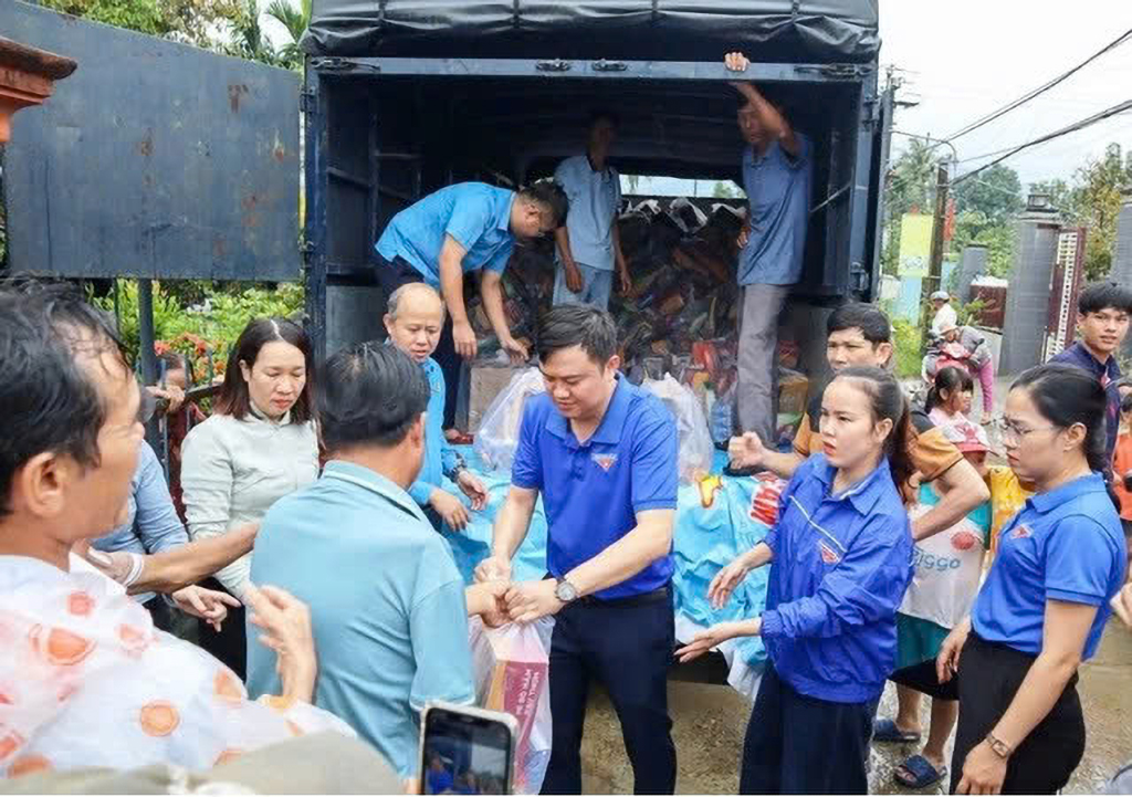 Thanh niên tình nguyện sát cánh cùng người dân vùng lũ miền Trung - Ảnh 12.