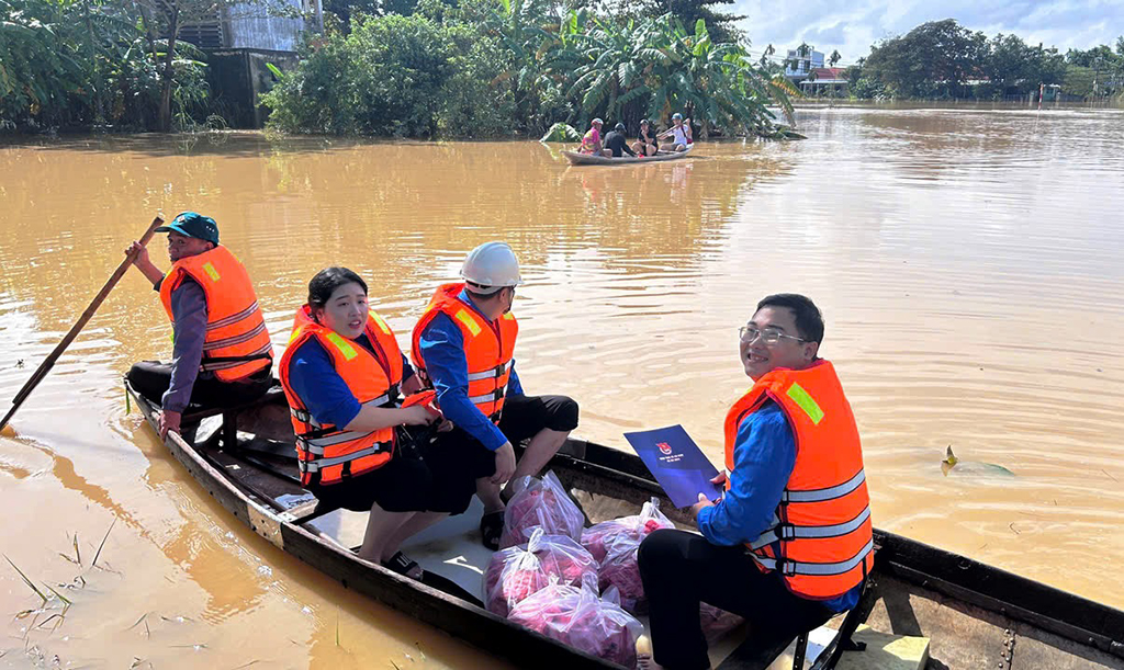 Thanh niên tình nguyện sát cánh cùng người dân vùng lũ miền Trung - Ảnh 4.