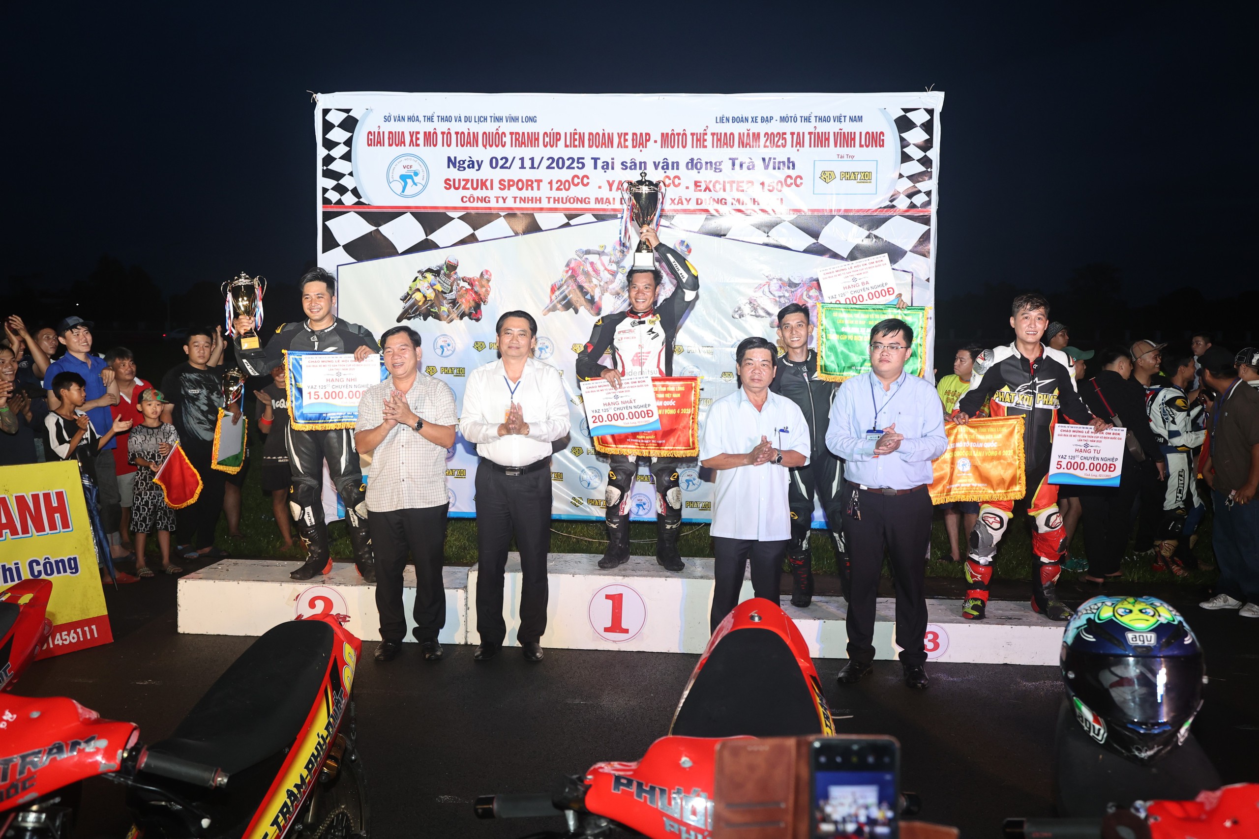 وین لانگ: مسابقات قهرمانی موتورسواری دراماتیک ملی «میدان گرد» - عکس ۱. Vĩnh Long: Kịch tính giải đua xe mô tô 'sân tròn' vô địch quốc gia- Ảnh 1.