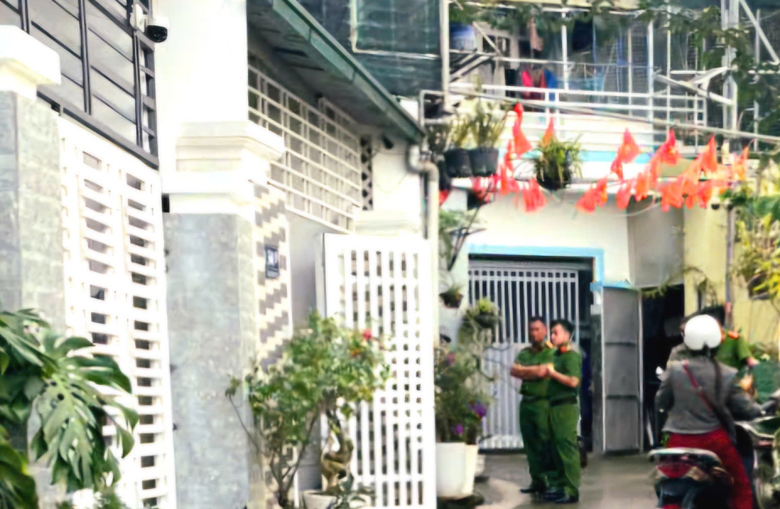 Công an khám xét nhà Trưởng phòng pháp chế Sở Y tế Lâm Đồng - Ảnh 1.