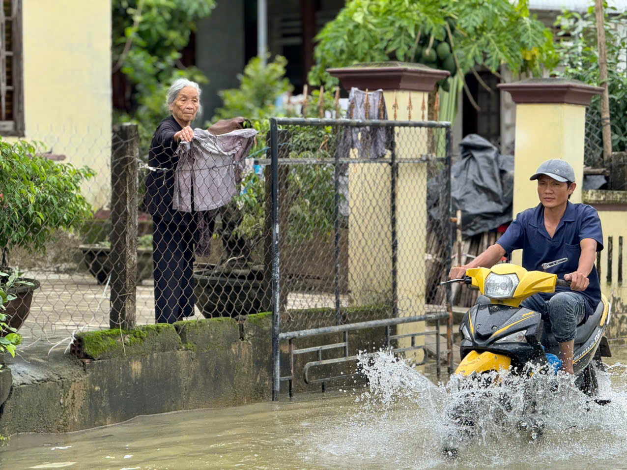 Người dân Quảng Ngãi 'ngao ngán' vì phải 3 lần dọn bùn trong đợt lũ kéo dài - Ảnh 7.