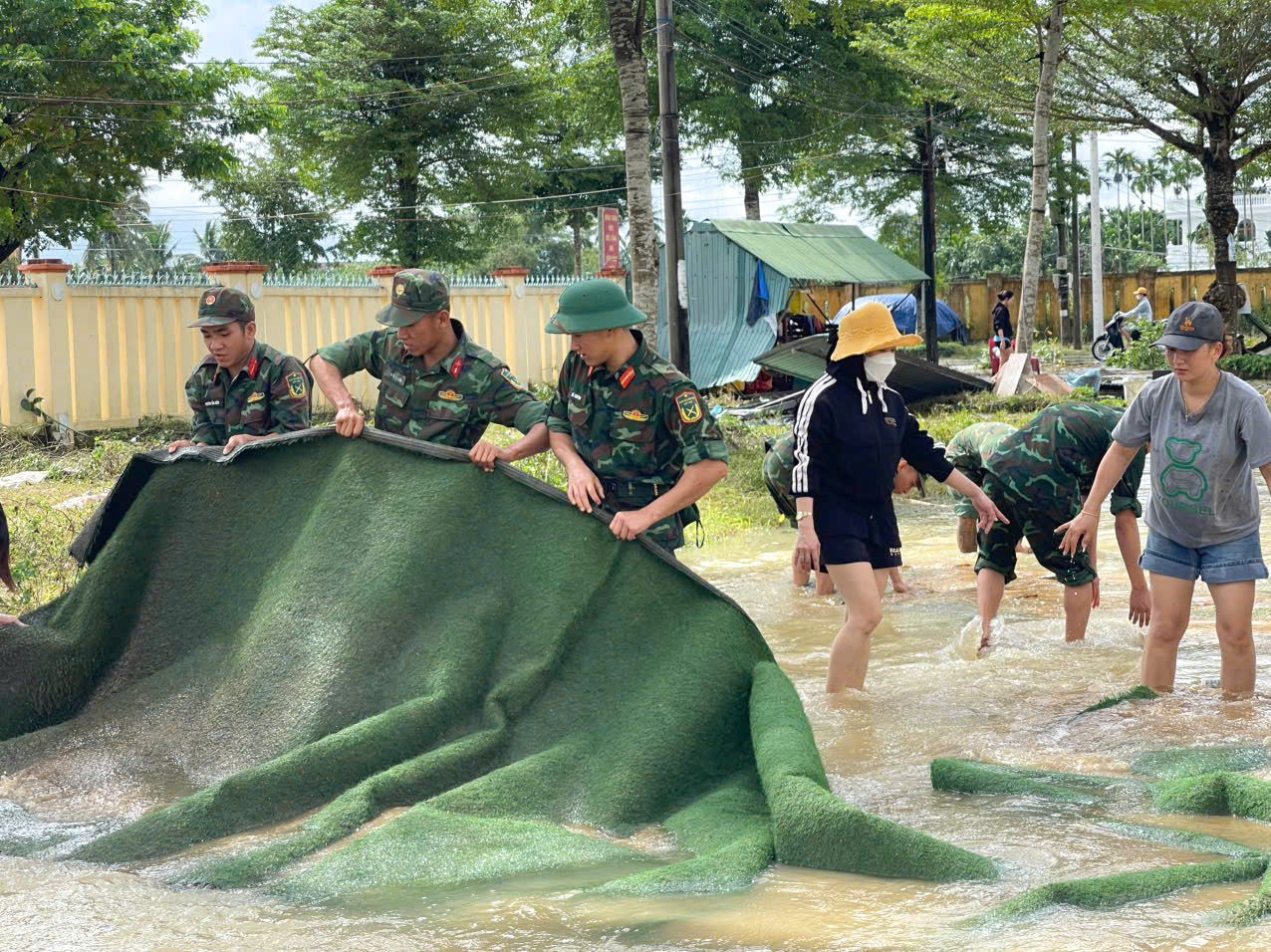 Người dân Quảng Ngãi 'ngao ngán' vì phải 3 lần dọn bùn trong đợt lũ kéo dài - Ảnh 3.