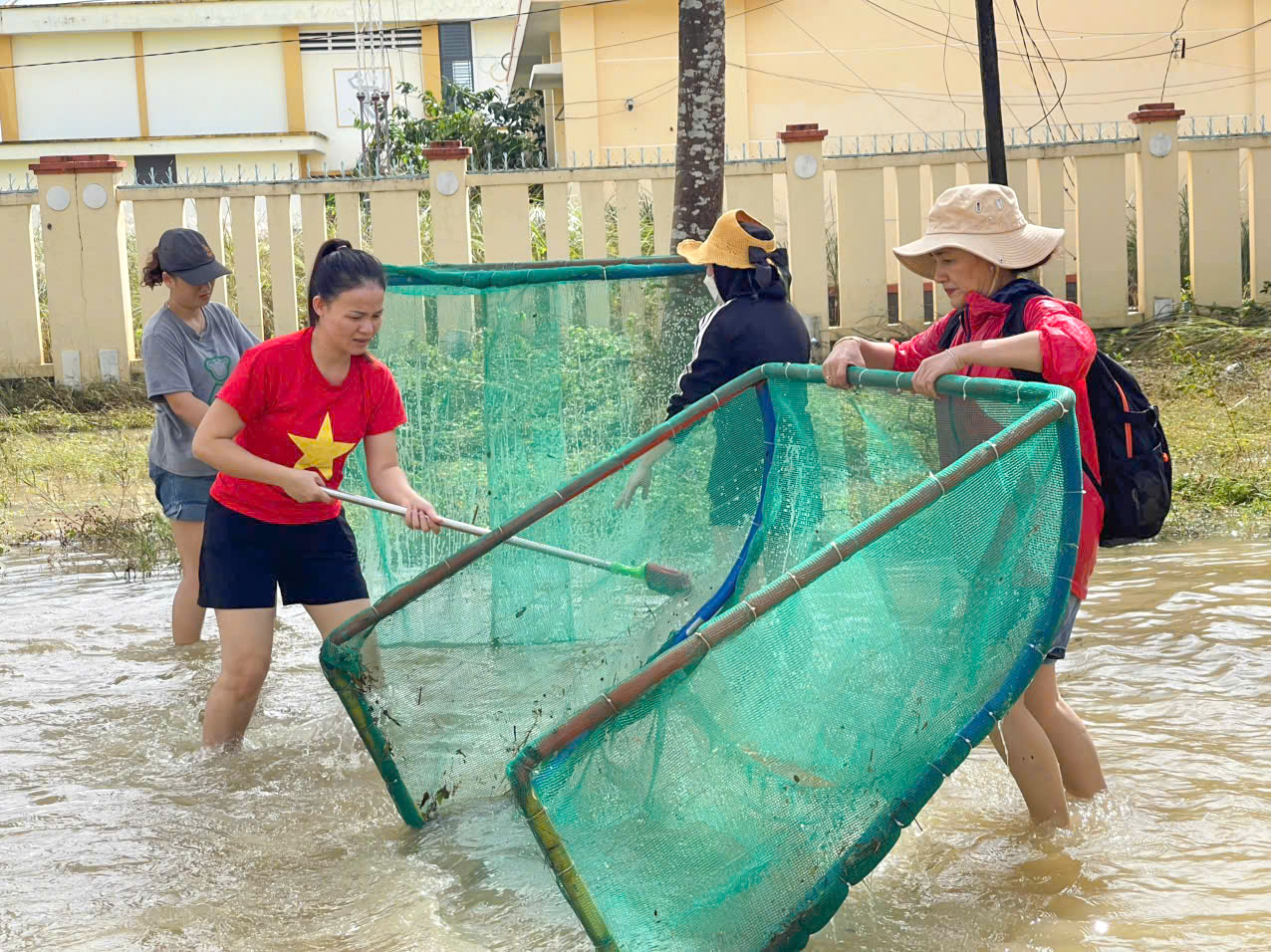 Người dân Quảng Ngãi 'ngao ngán' vì phải 3 lần dọn bùn trong đợt lũ kéo dài - Ảnh 4.