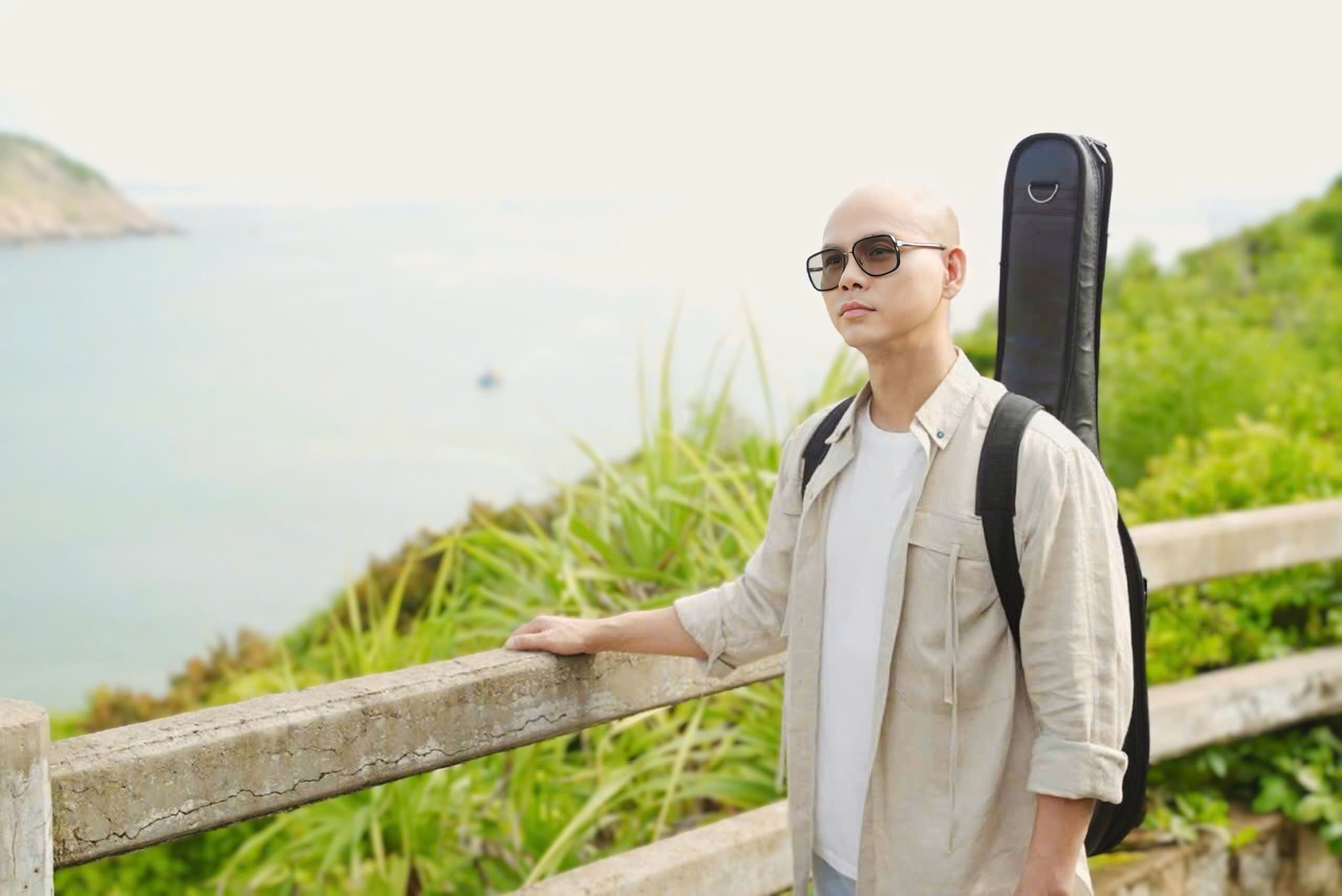 Phan Đinh Tùng cùng bà xã tái hiện miền ký ức tuổi trẻ trong MV mới  - Ảnh 1.