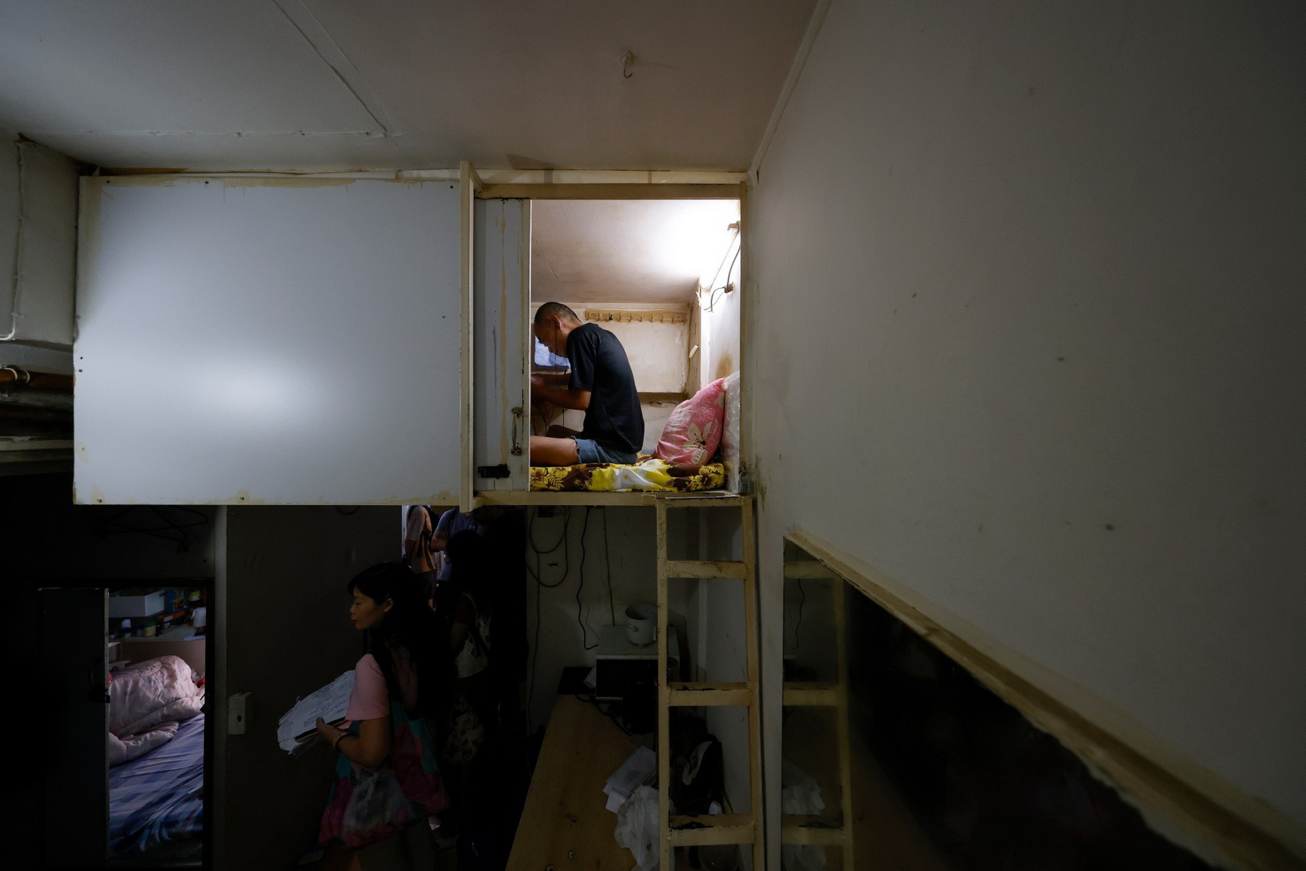 Tình trạng chung cư 'đất chật người đông' ở Hồng Kông - Ảnh 2.