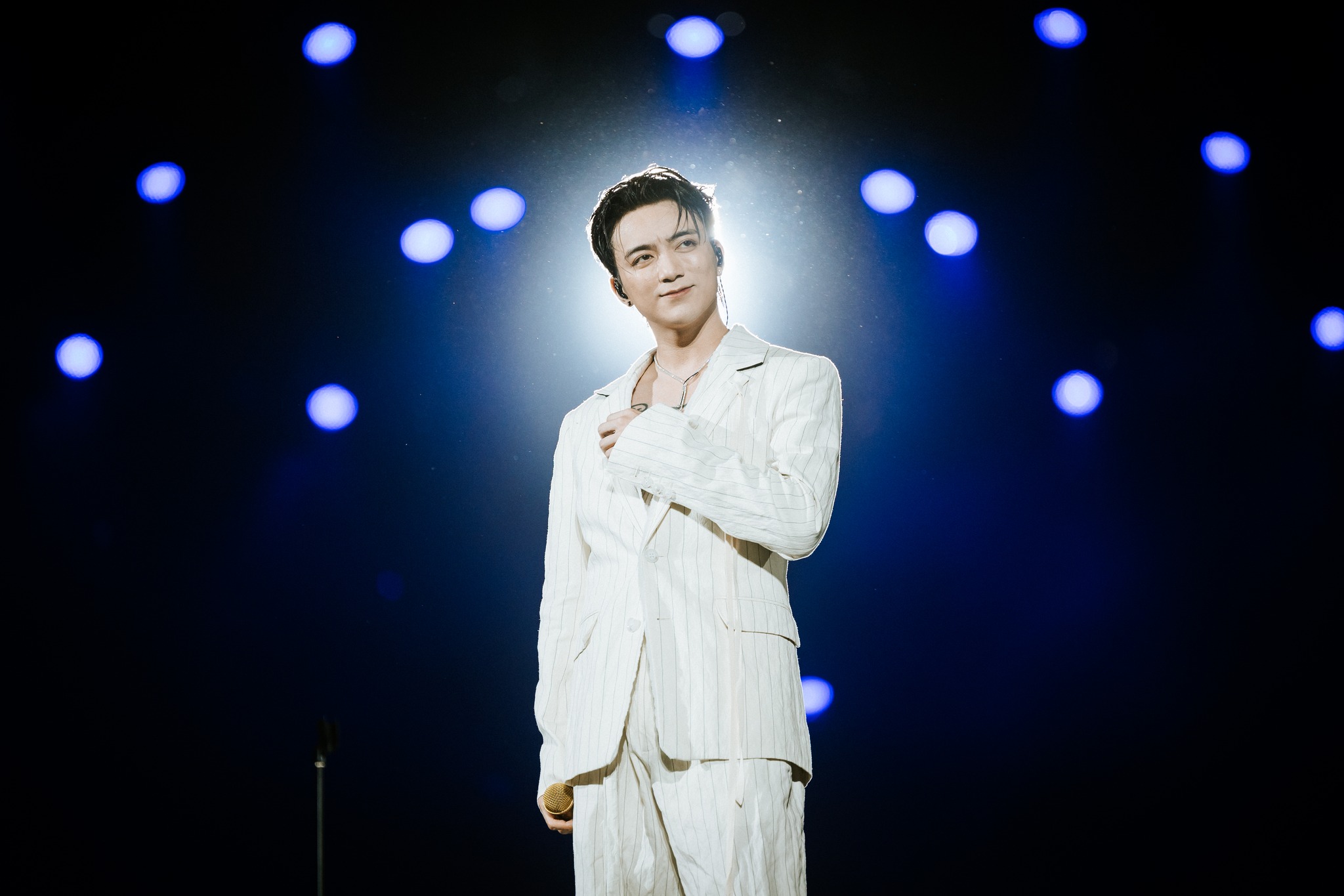 Soobin cháy hết mình trong concert, cùng fan quyên góp hơn 1,2 tỉ đồng cho miền Trung- Ảnh 1.