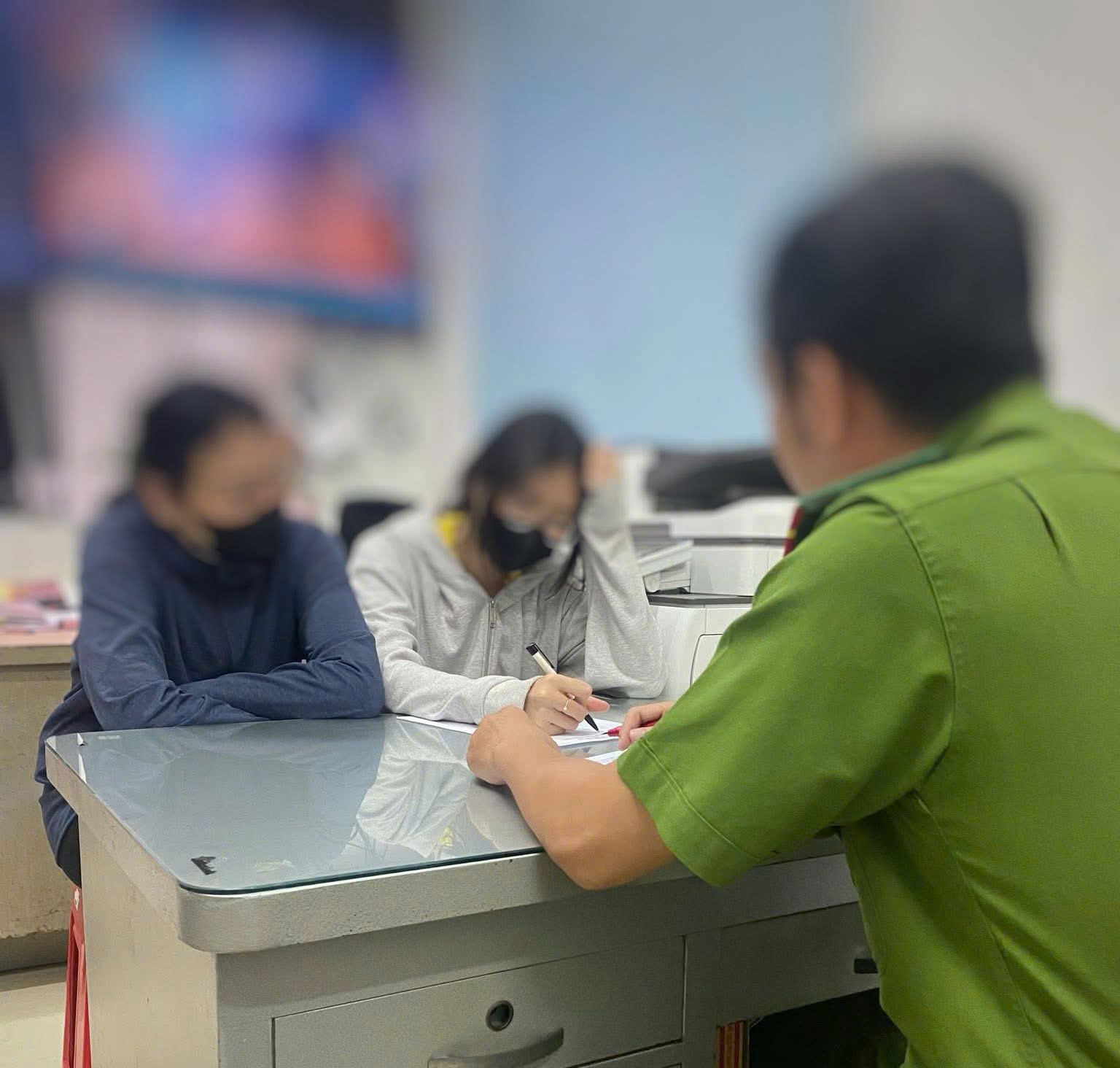 TP.HCM: 2 nữ sinh bị hành hung dã man, 1 em nhập viện cấp cứu- Ảnh 2. TP.HCM: 2 nữ sinh bị hành hung dã man, 1 em nhập viện cấp cứu- Ảnh 2.