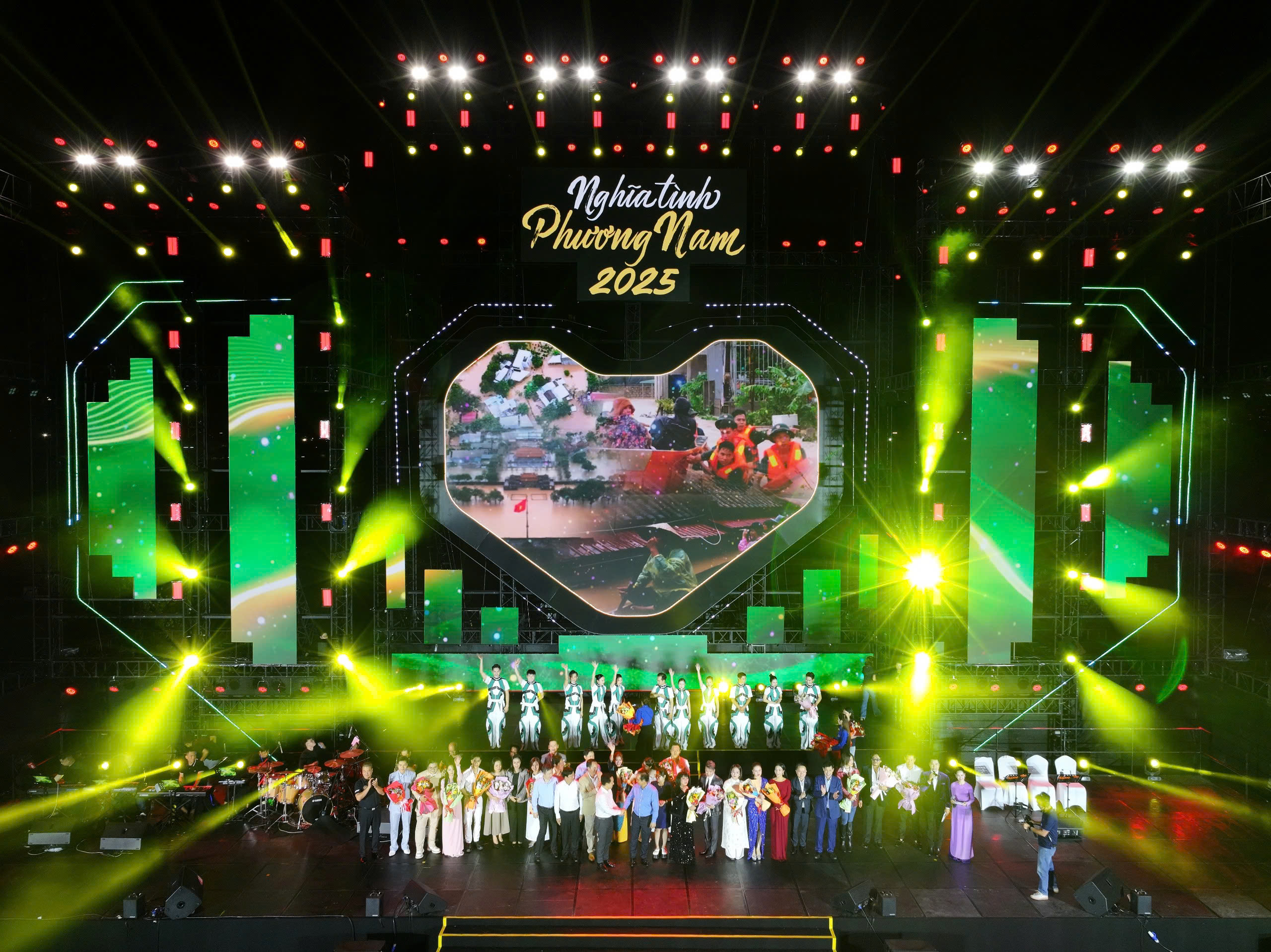 'Nghĩa tình phương Nam' góp hơn 25 tỉ đồng ủng hộ đồng bào miền Trung- Ảnh 8.