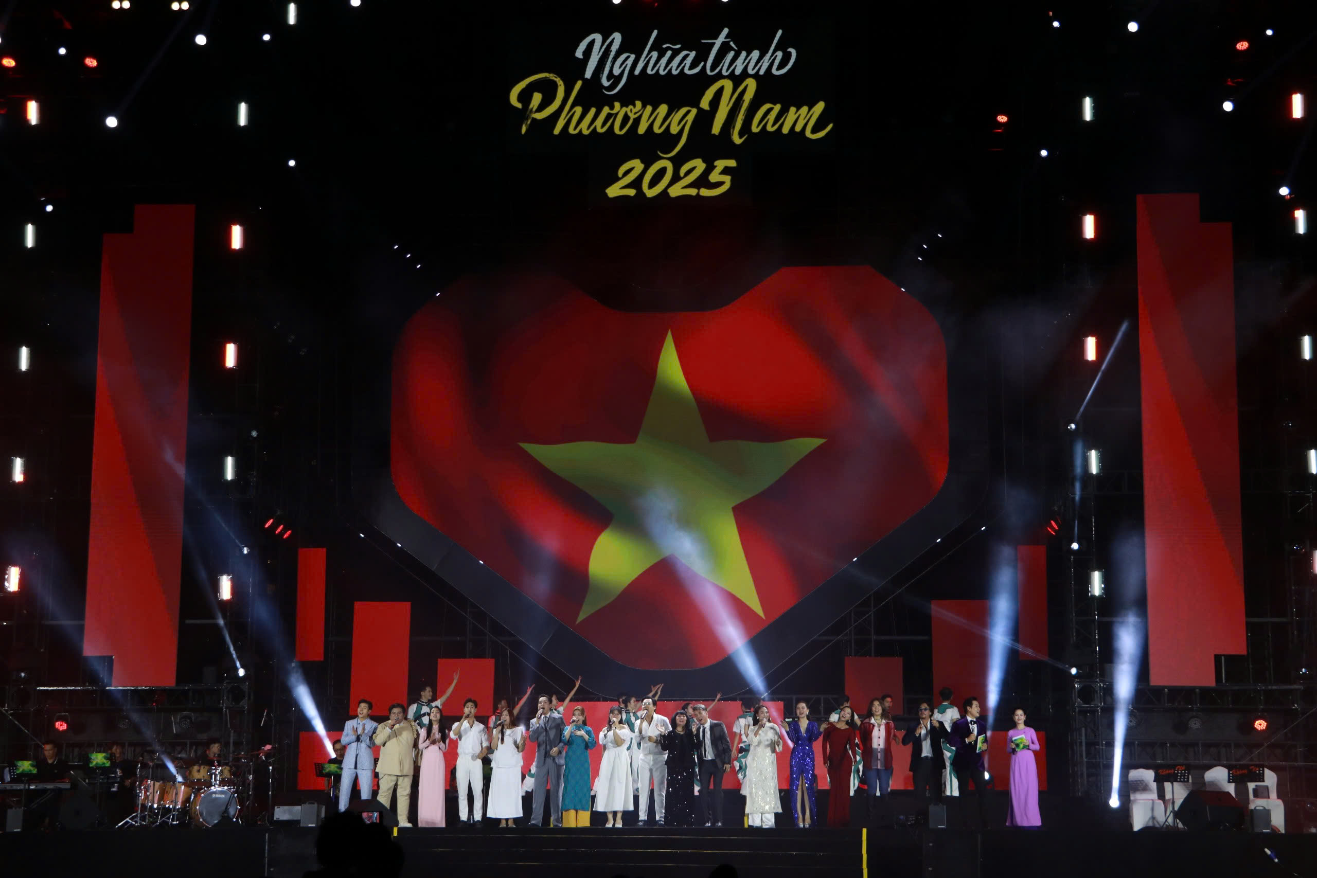 'Nghĩa tình phương Nam' góp hơn 25 tỉ đồng ủng hộ đồng bào miền Trung- Ảnh 7.