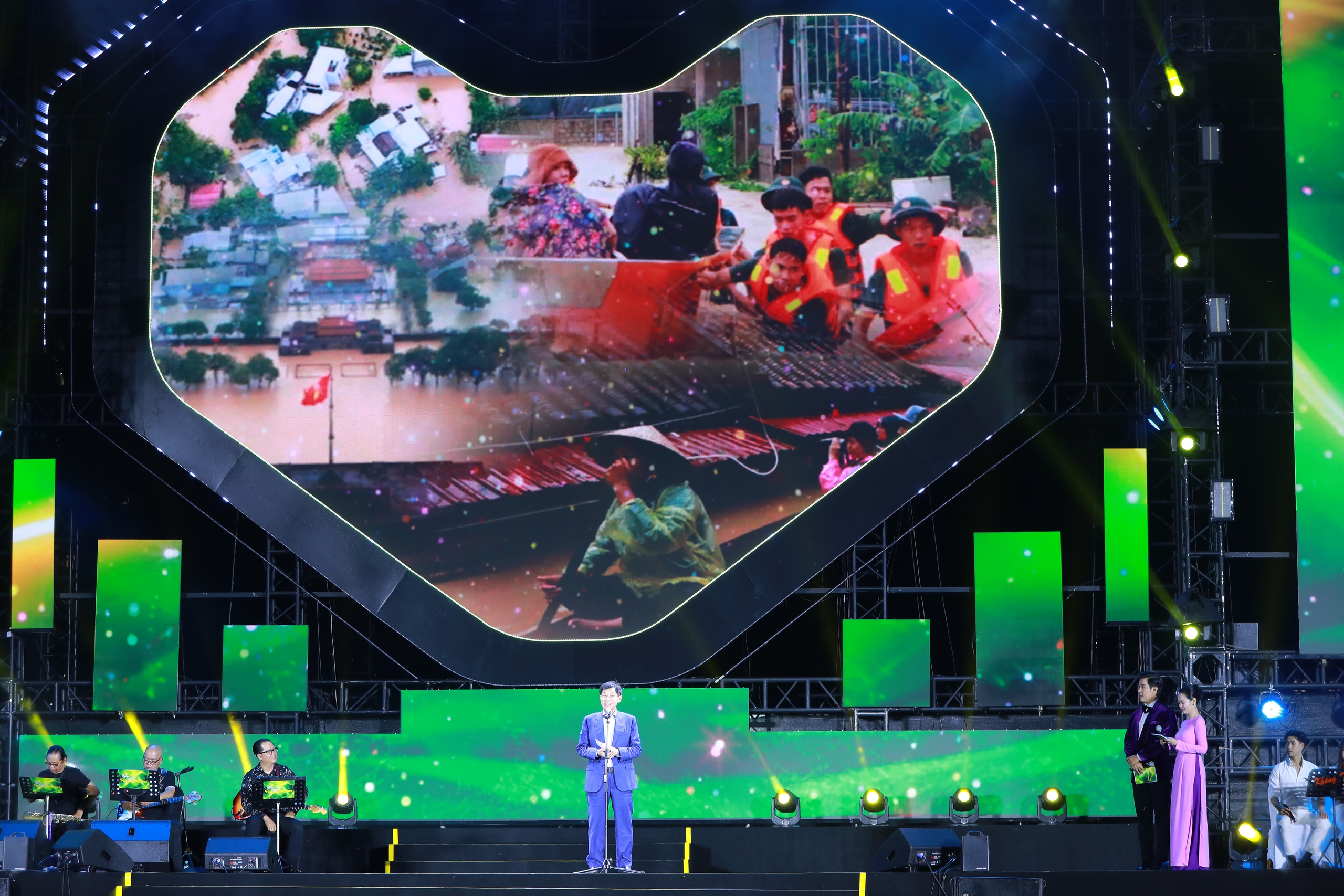 'Nghĩa tình phương Nam' góp hơn 25 tỉ đồng ủng hộ đồng bào miền Trung- Ảnh 6.