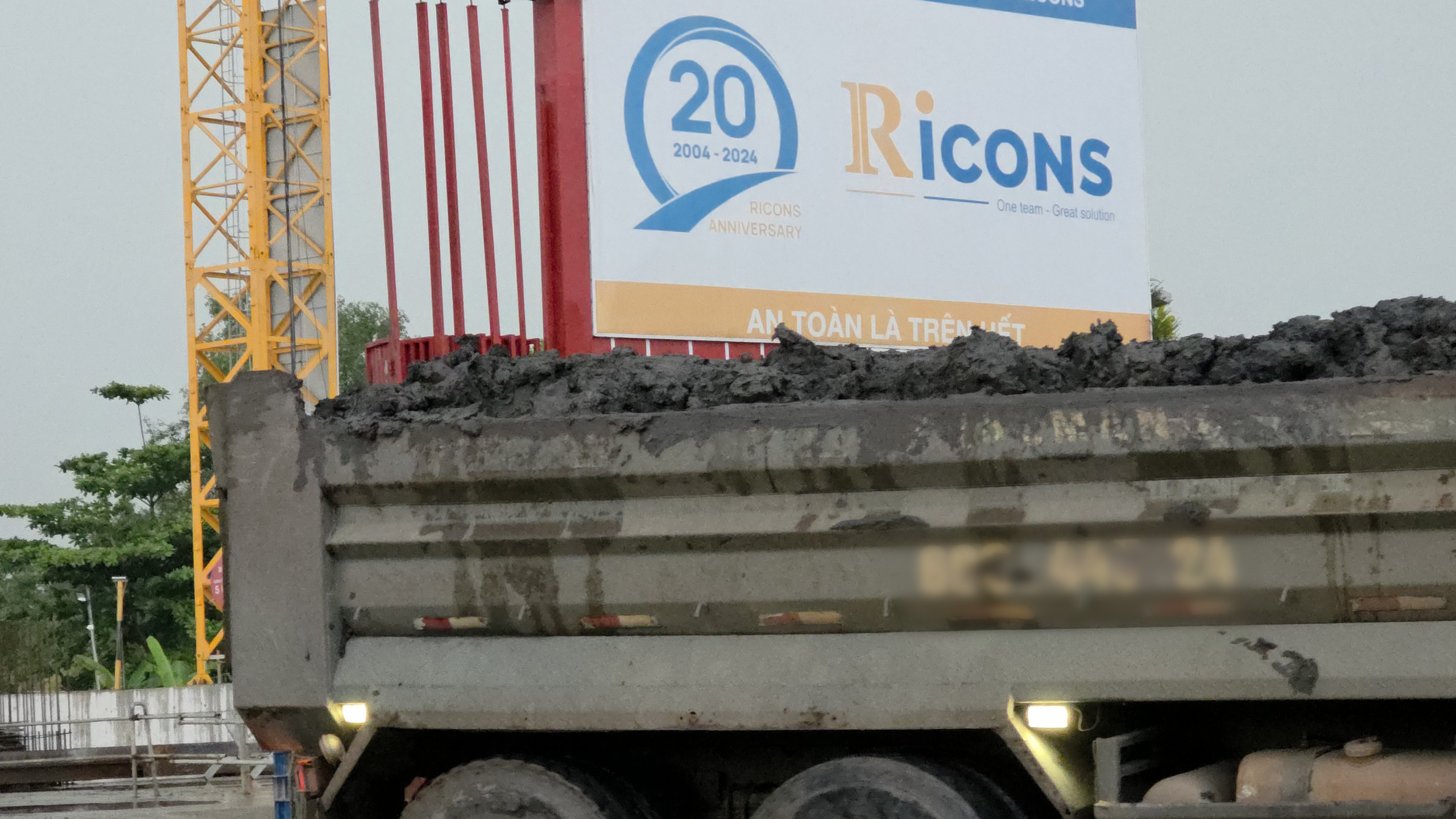 Thâm nhập “đại công trường” san lấp trái phép - Ảnh 1.