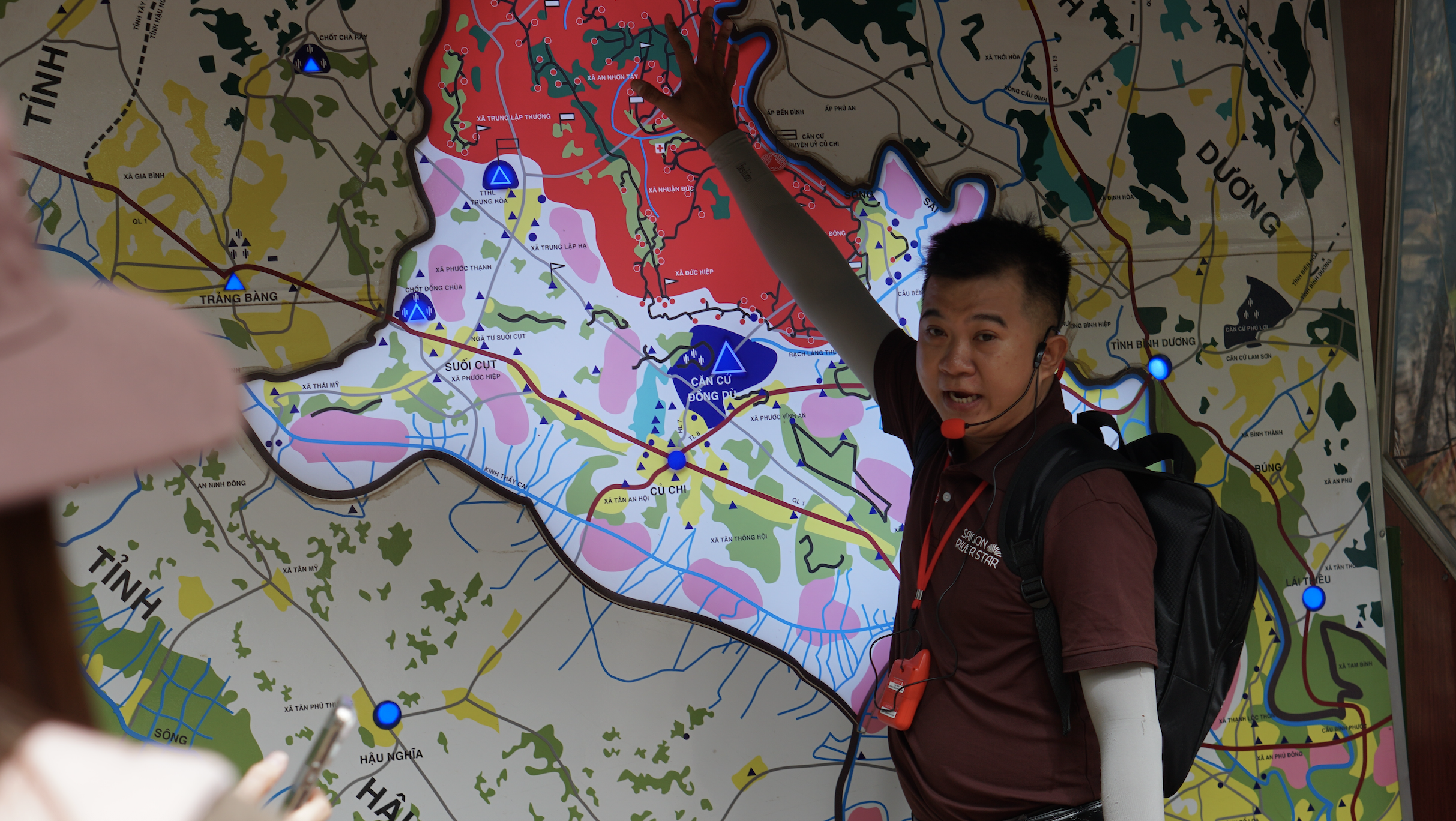 Khách Tây chăm chú nghe hướng dẫn viên kể chuyện ở địa đạo Củ Chi - Ảnh 10.