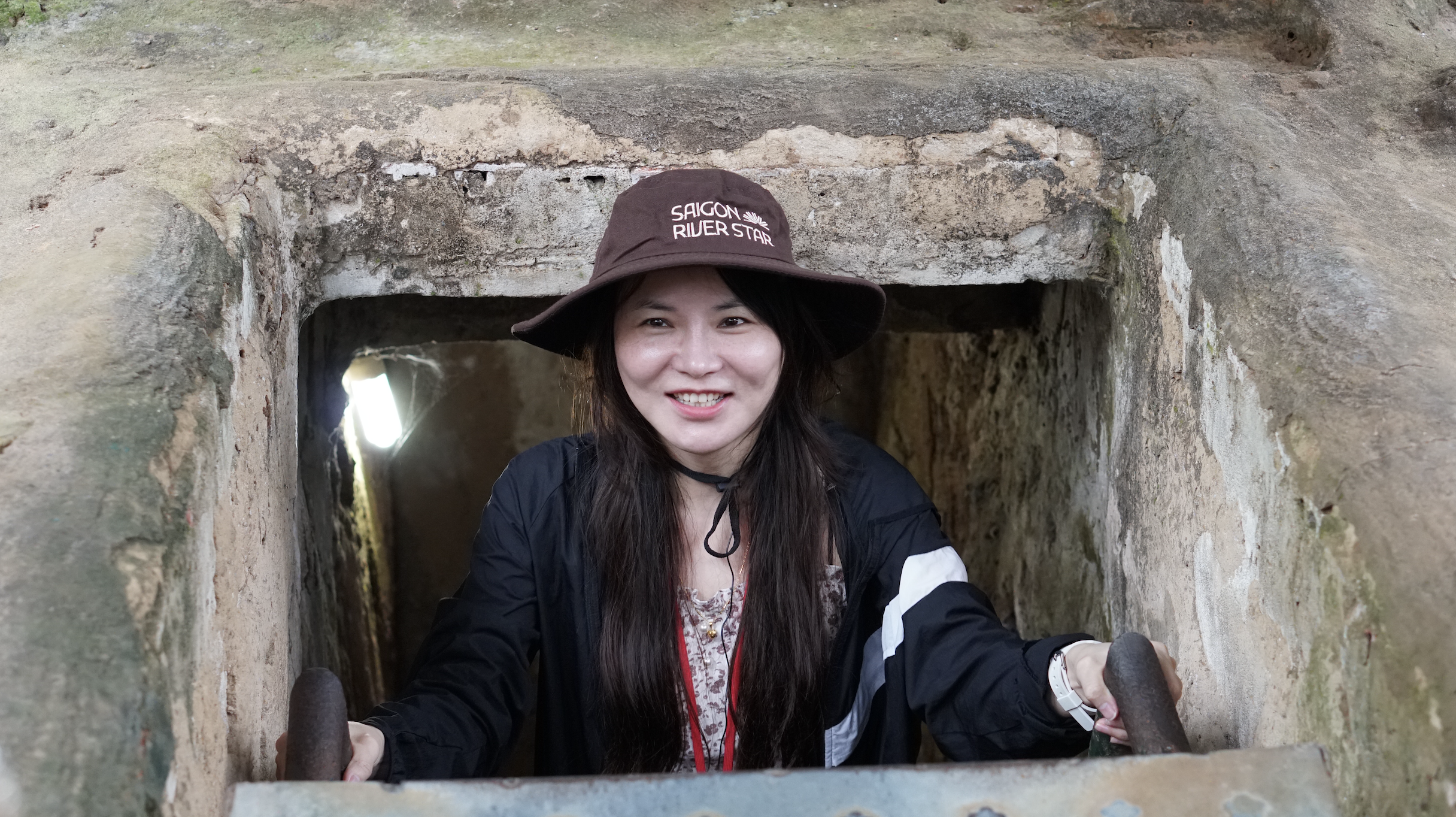 Khách Tây chăm chú nghe hướng dẫn viên kể chuyện ở địa đạo Củ Chi - Ảnh 8.