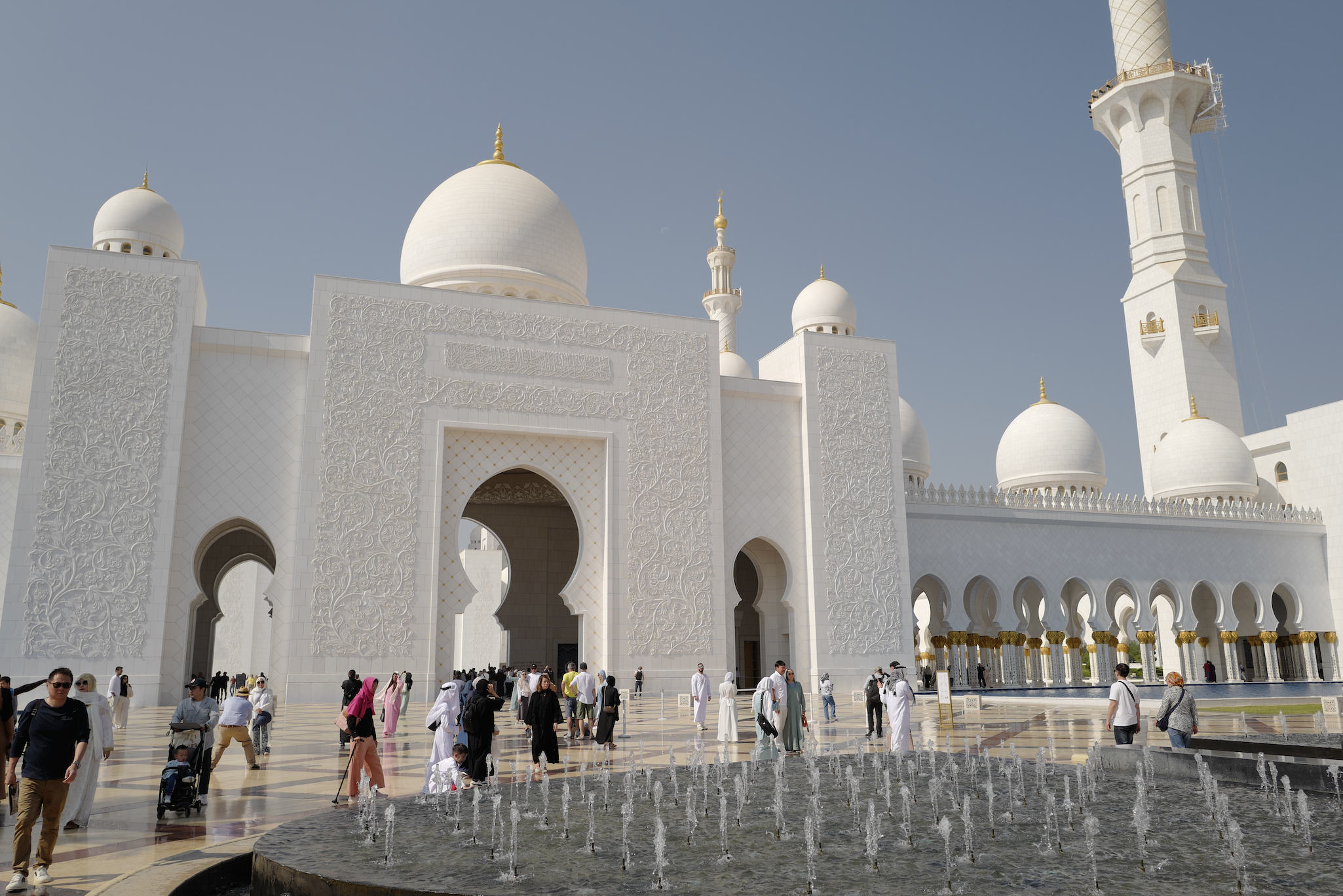 Một thói quen khi chụp ảnh của người Việt nhưng bị cấm ở thánh đường Hồi giáo lớn nhất UAE- Ảnh 1.