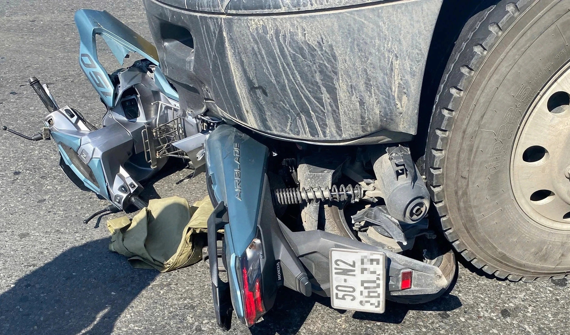 Xe đầu kéo cuốn xe máy vào gầm tại giao lộ ở phường Bình Tân- Ảnh 1.