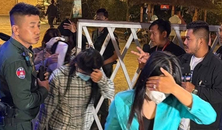 Cảnh sát Campuchia đột kích ổ mại dâm trá hình, bắt hơn 100 người - Ảnh 1.
