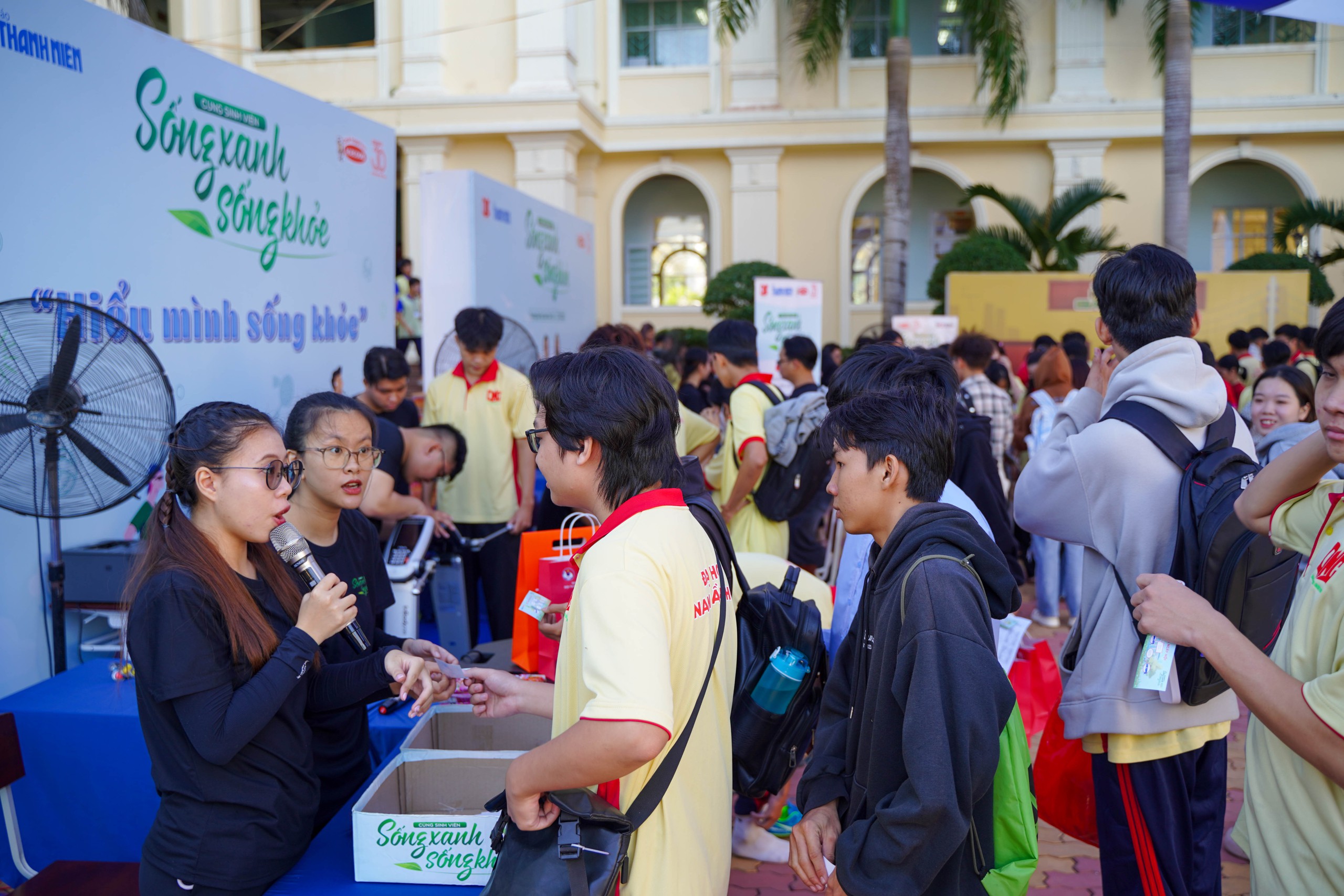 Sinh viên thực hành sống xanh sống khỏe, ấn tượng 'cơn mưa' quà - Ảnh 4.